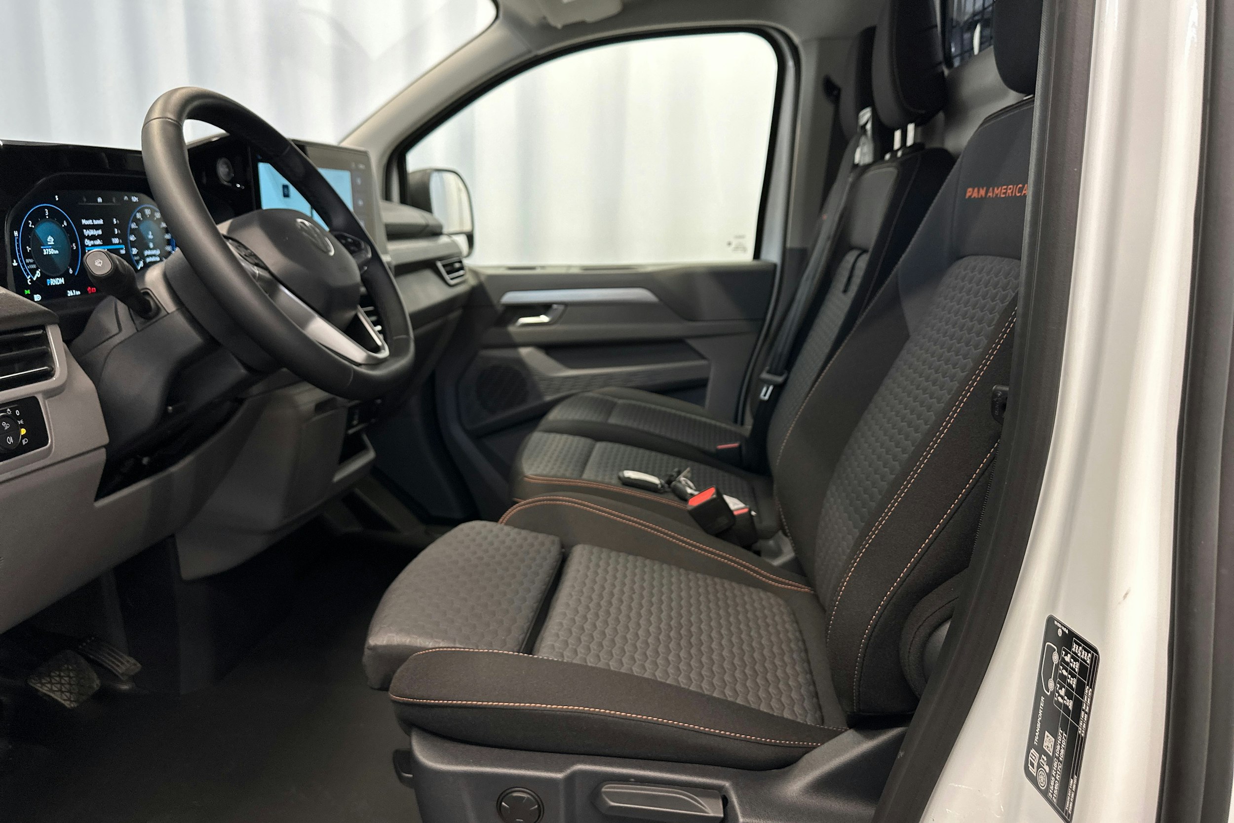 valkoinen Volkswagen Transporter 2025 kuva 8.
