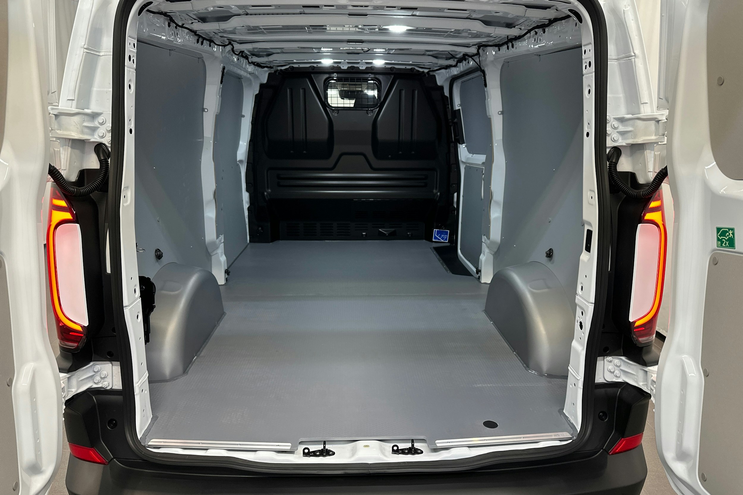 valkoinen Volkswagen Transporter 2025 kuva 10.