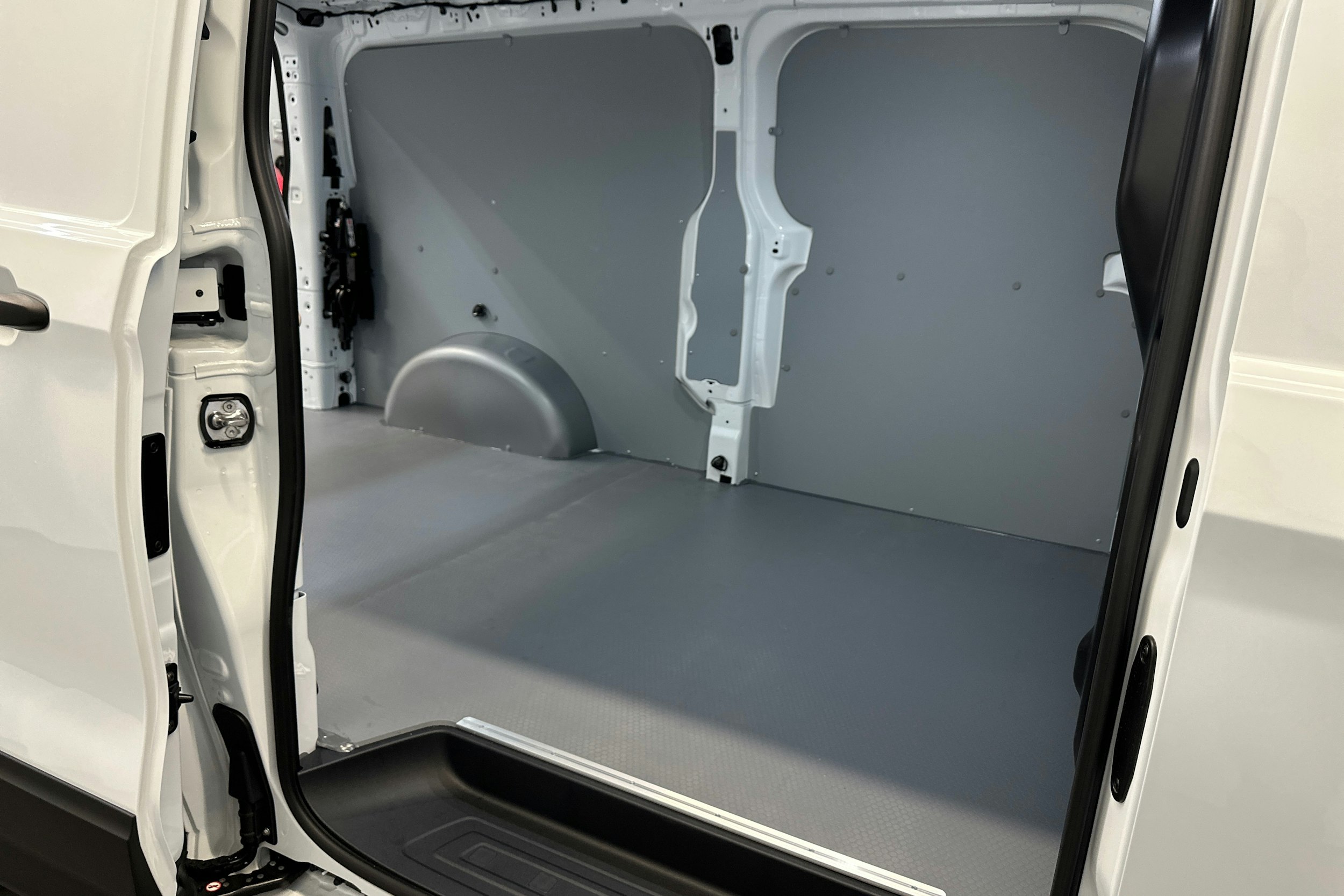 valkoinen Volkswagen Transporter 2025 kuva 11.