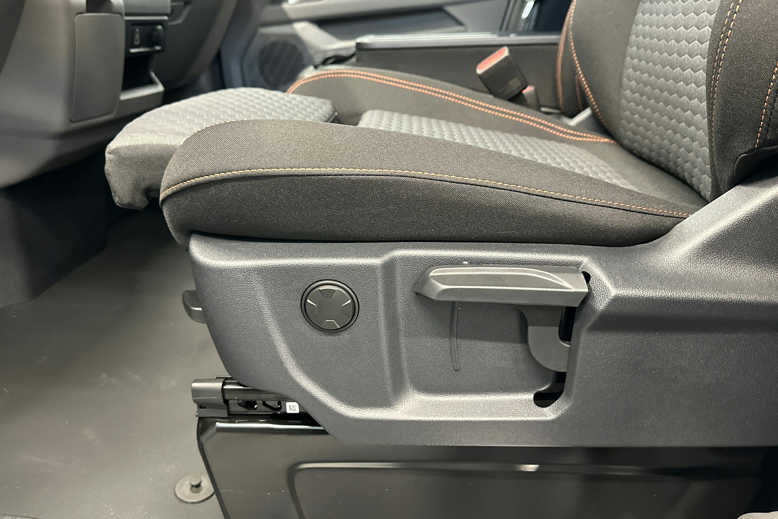 valkoinen Volkswagen Transporter 2025 kuva 18.