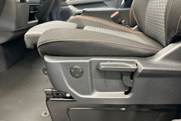 valkoinen Volkswagen Transporter 2025 kuva 18.