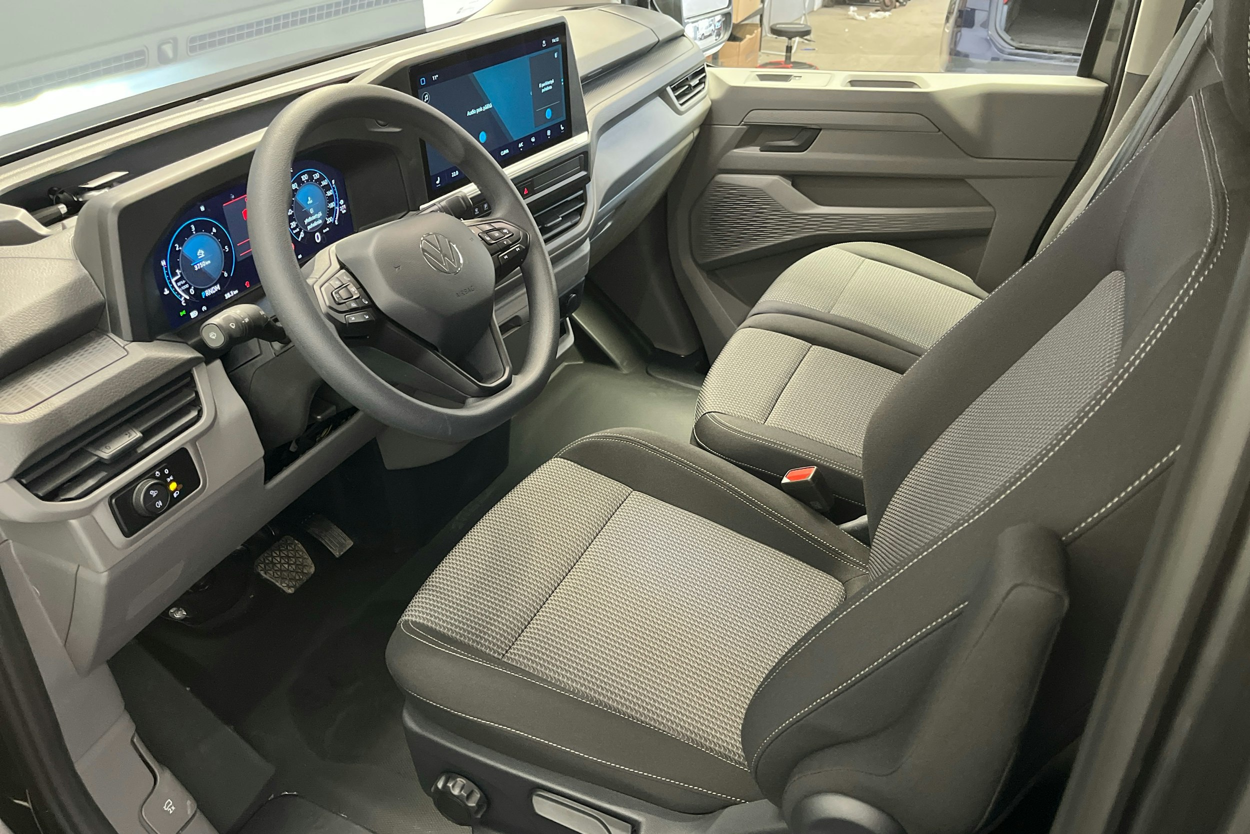 harmaa Volkswagen Transporter 2025 kuva 6.