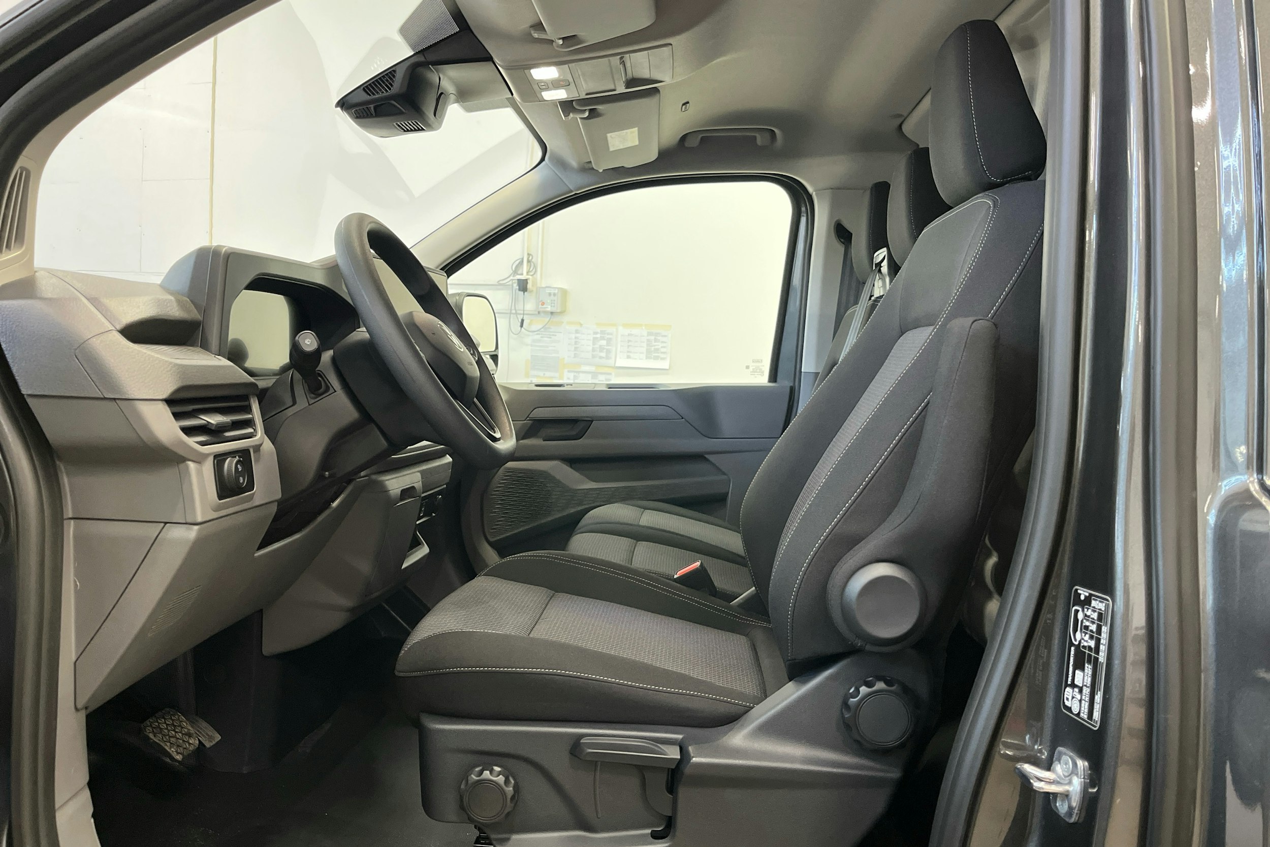 harmaa Volkswagen Transporter 2025 kuva 8.