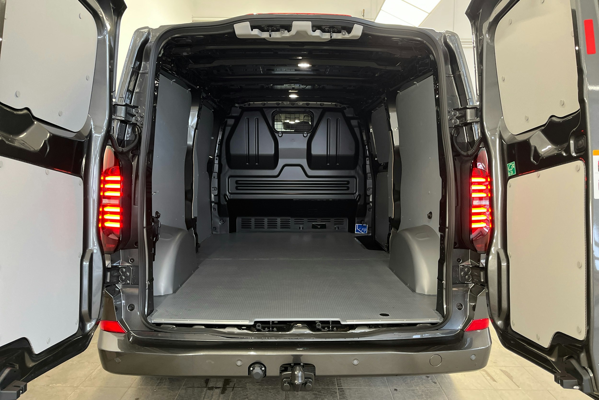 harmaa Volkswagen Transporter 2025 kuva 10.