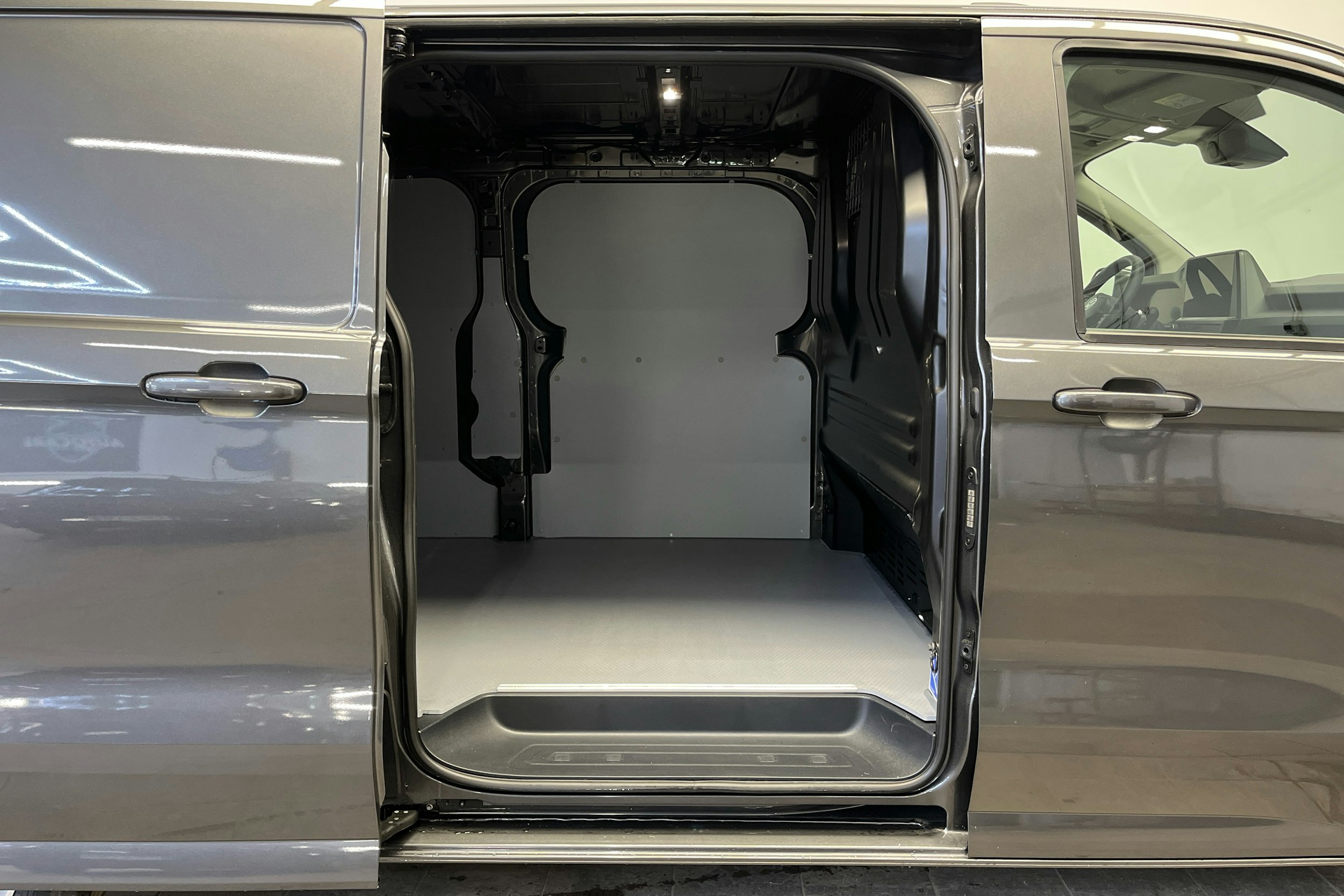 harmaa Volkswagen Transporter 2025 kuva 11.