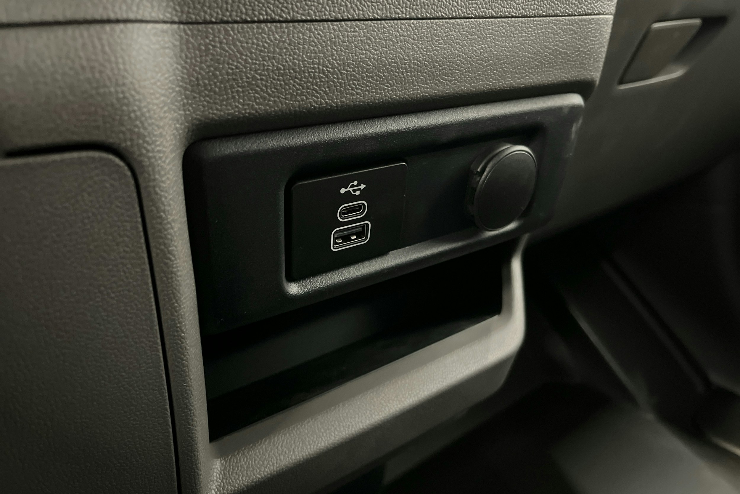 harmaa Volkswagen Transporter 2025 kuva 18.