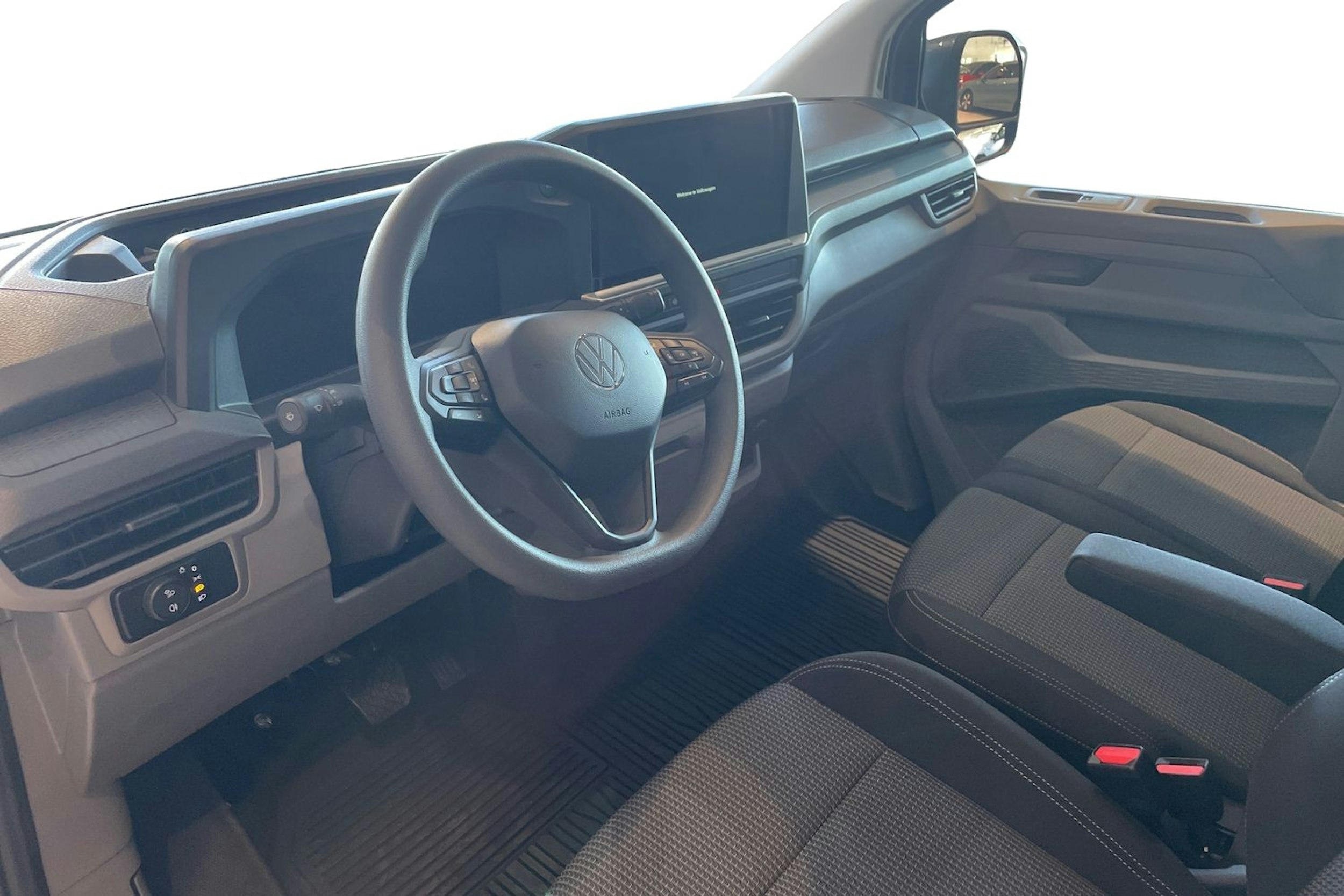 harmaa Volkswagen Transporter 2025 kuva 8.