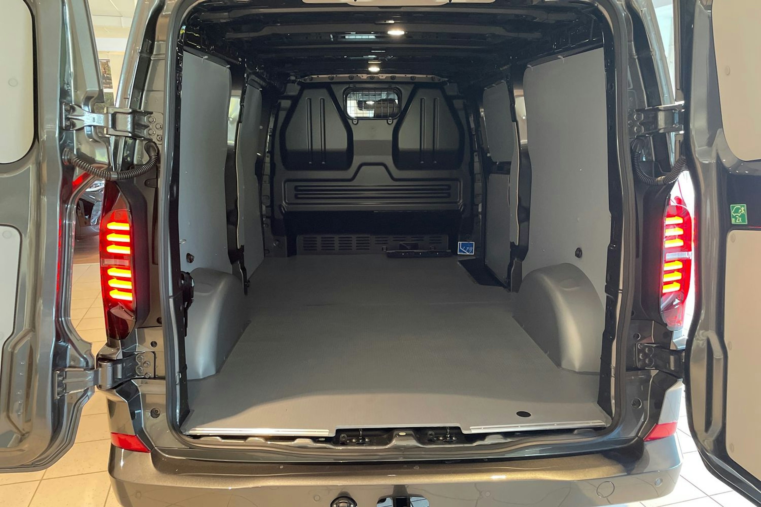 harmaa Volkswagen Transporter 2025 kuva 12.