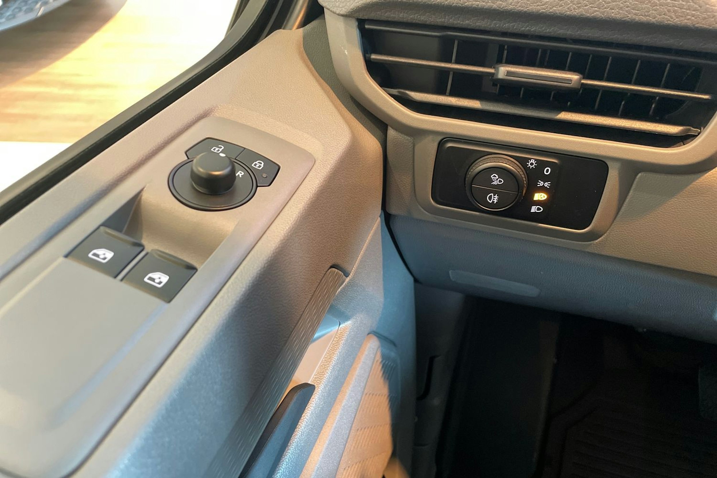 harmaa Volkswagen Transporter 2025 kuva 17.