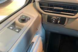 harmaa Volkswagen Transporter 2025 kuva 17.