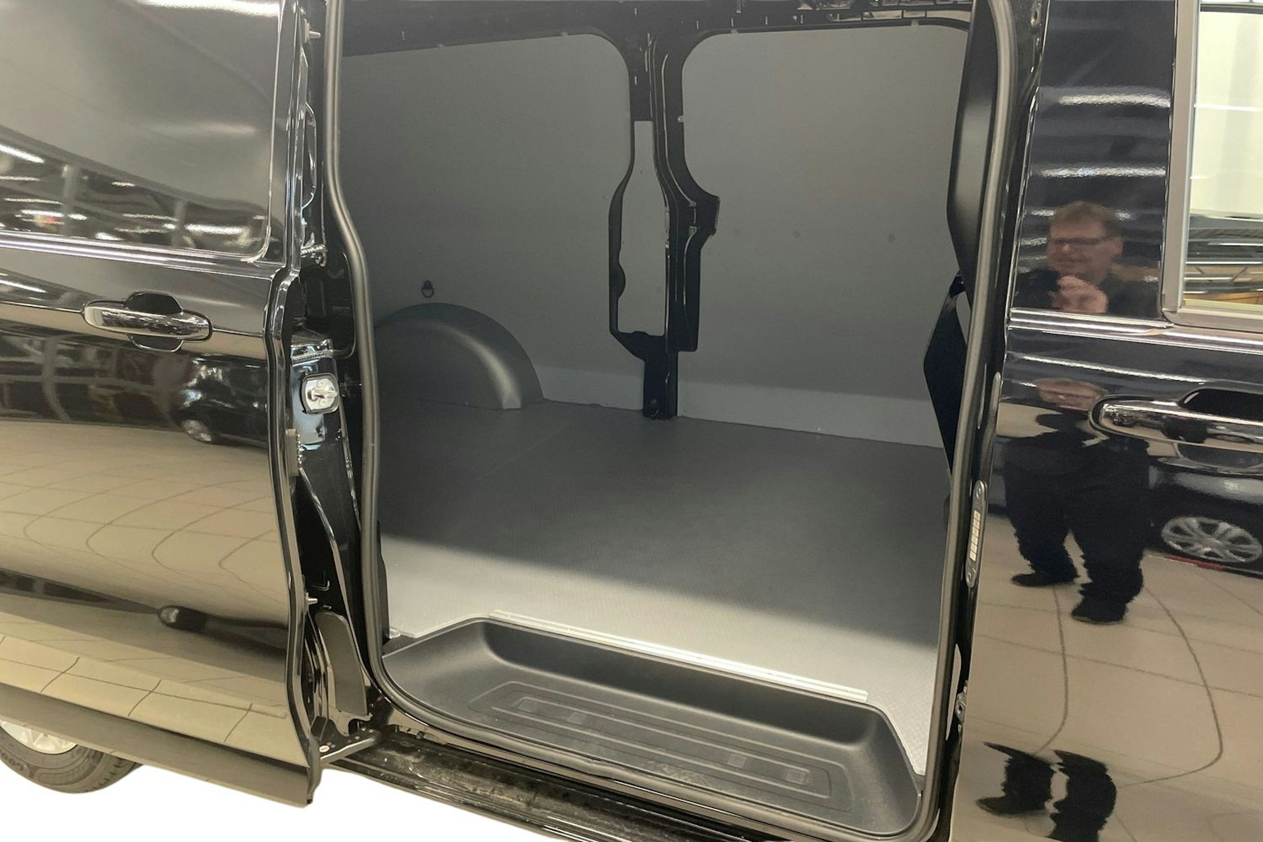 musta Volkswagen Transporter 2025 kuva 10.