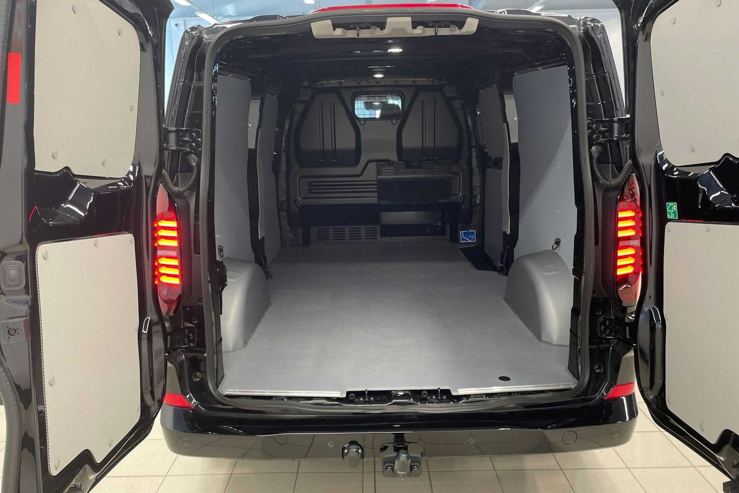 musta Volkswagen Transporter 2025 kuva 12.