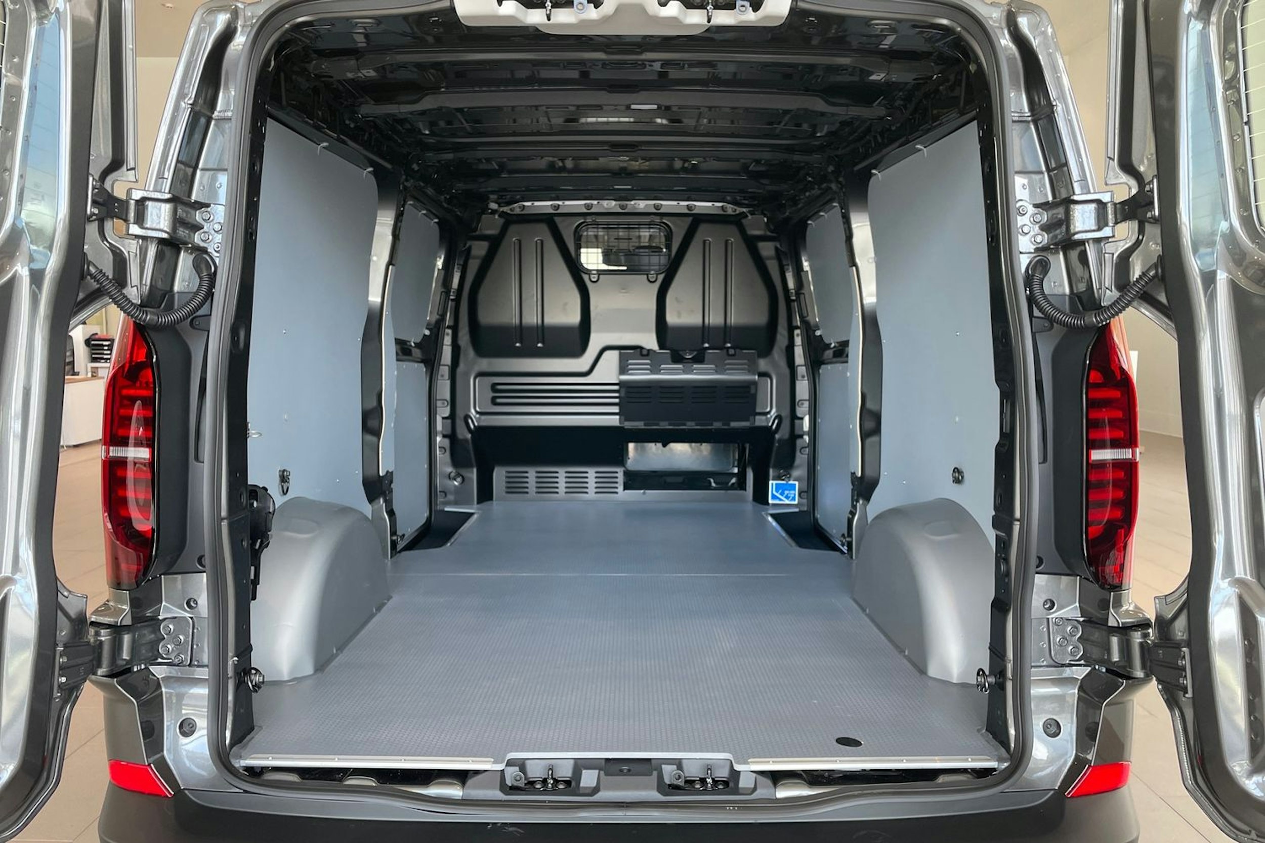 harmaa Volkswagen Transporter 2025 kuva 12.