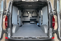 harmaa Volkswagen Transporter 2025 kuva 12.