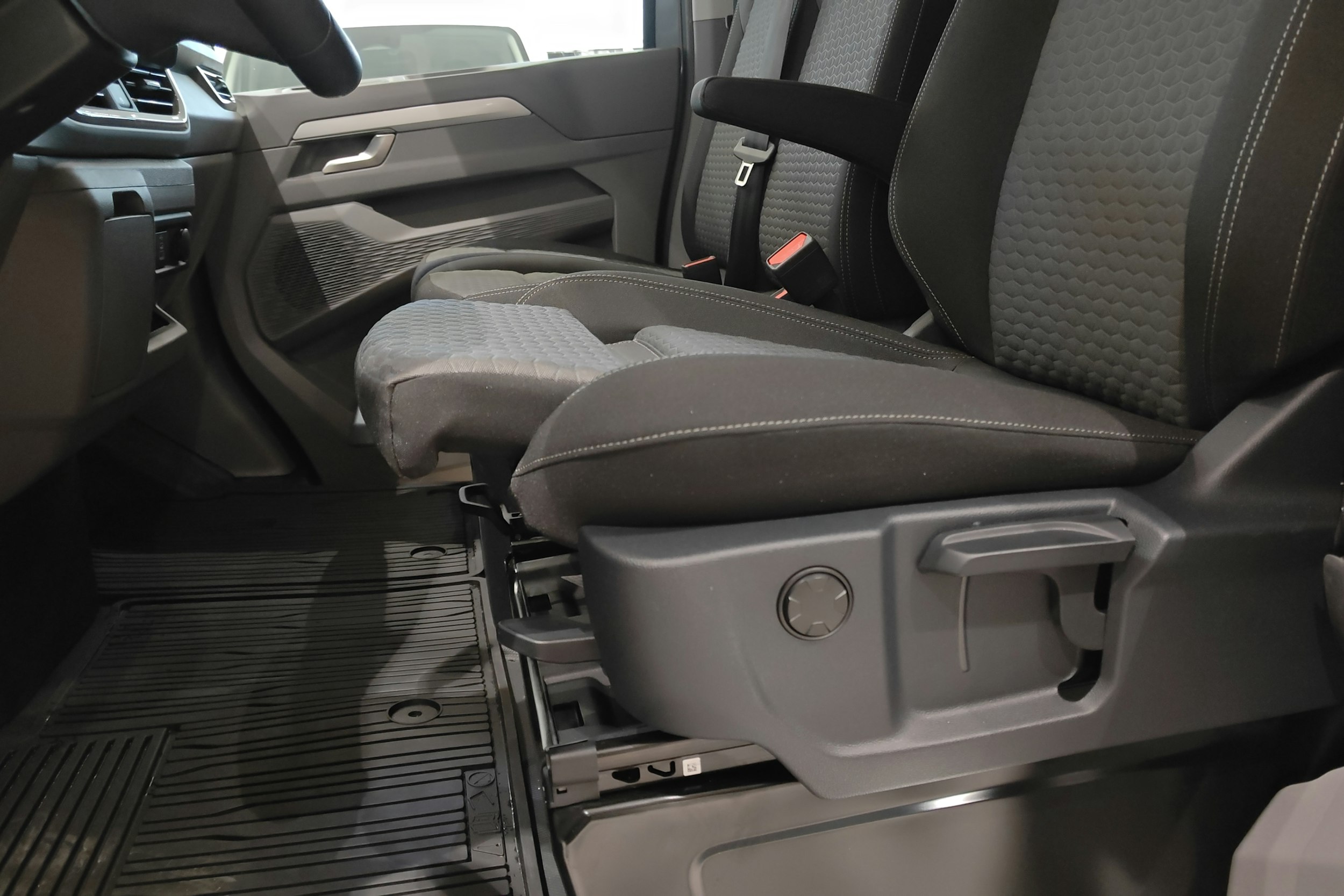 harmaa Volkswagen Transporter 2025 kuva 15.