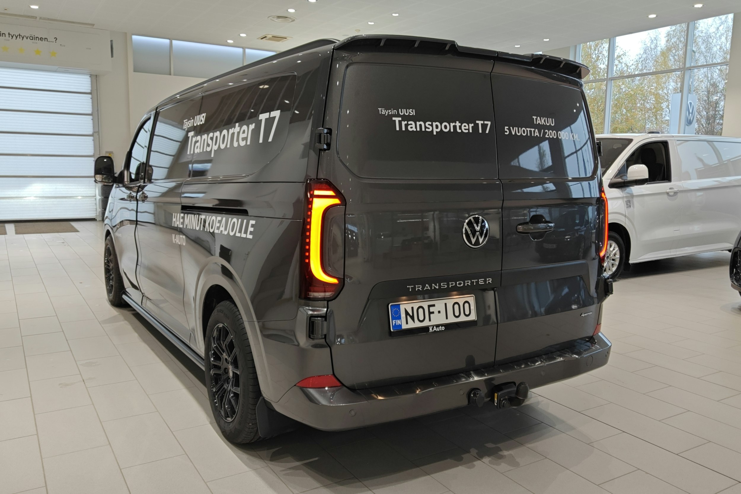 harmaa Volkswagen Transporter 2025 kuva 18.