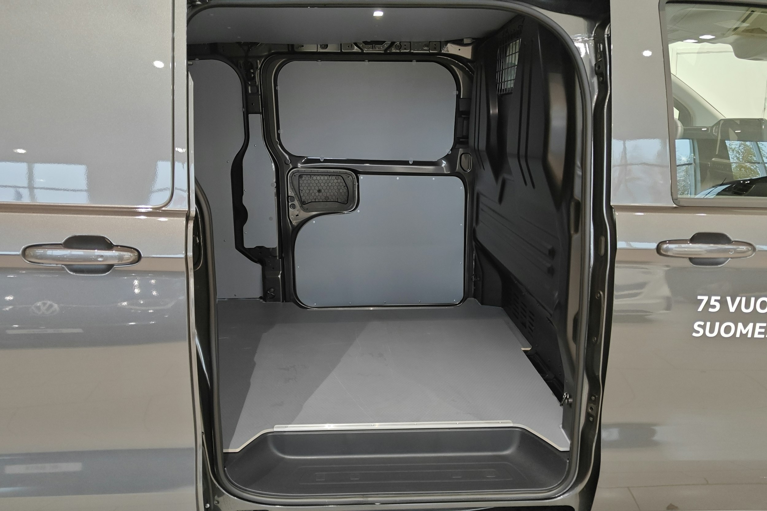 harmaa Volkswagen Transporter 2025 kuva 22.
