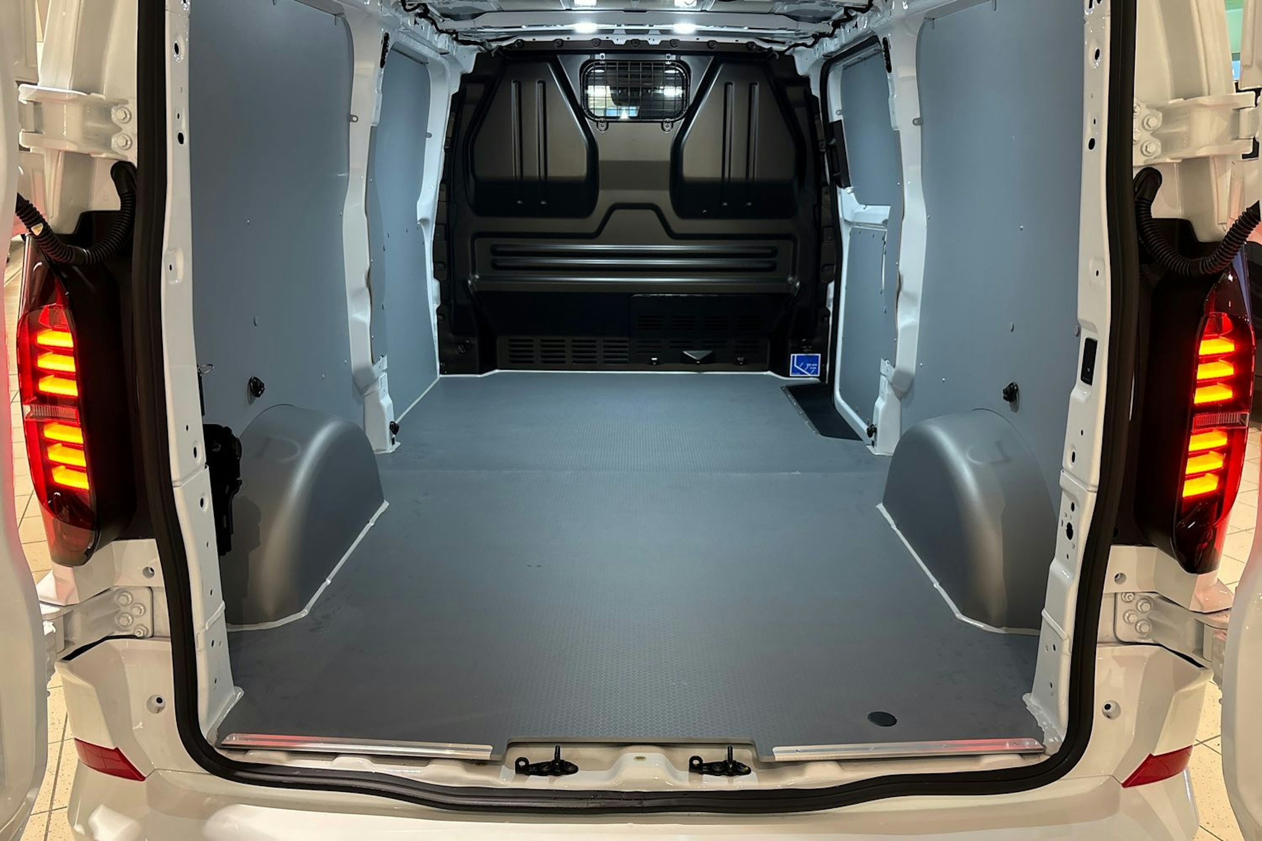 valkoinen Volkswagen Transporter 2025 kuva 13.