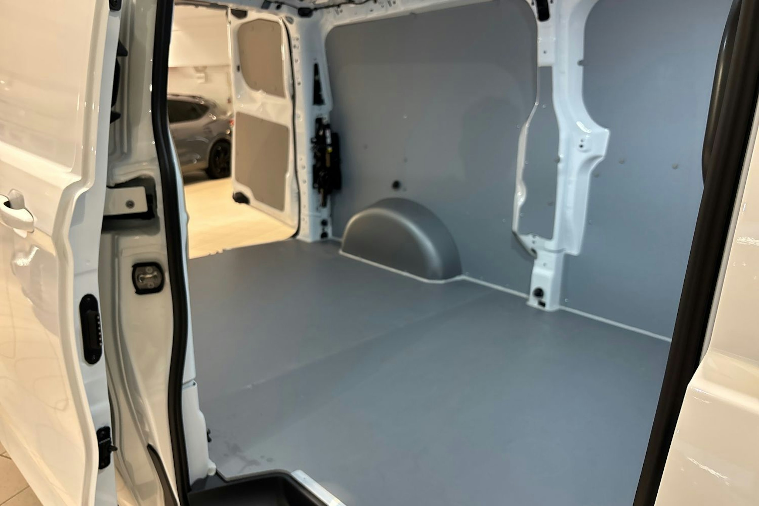 valkoinen Volkswagen Transporter 2025 kuva 14.