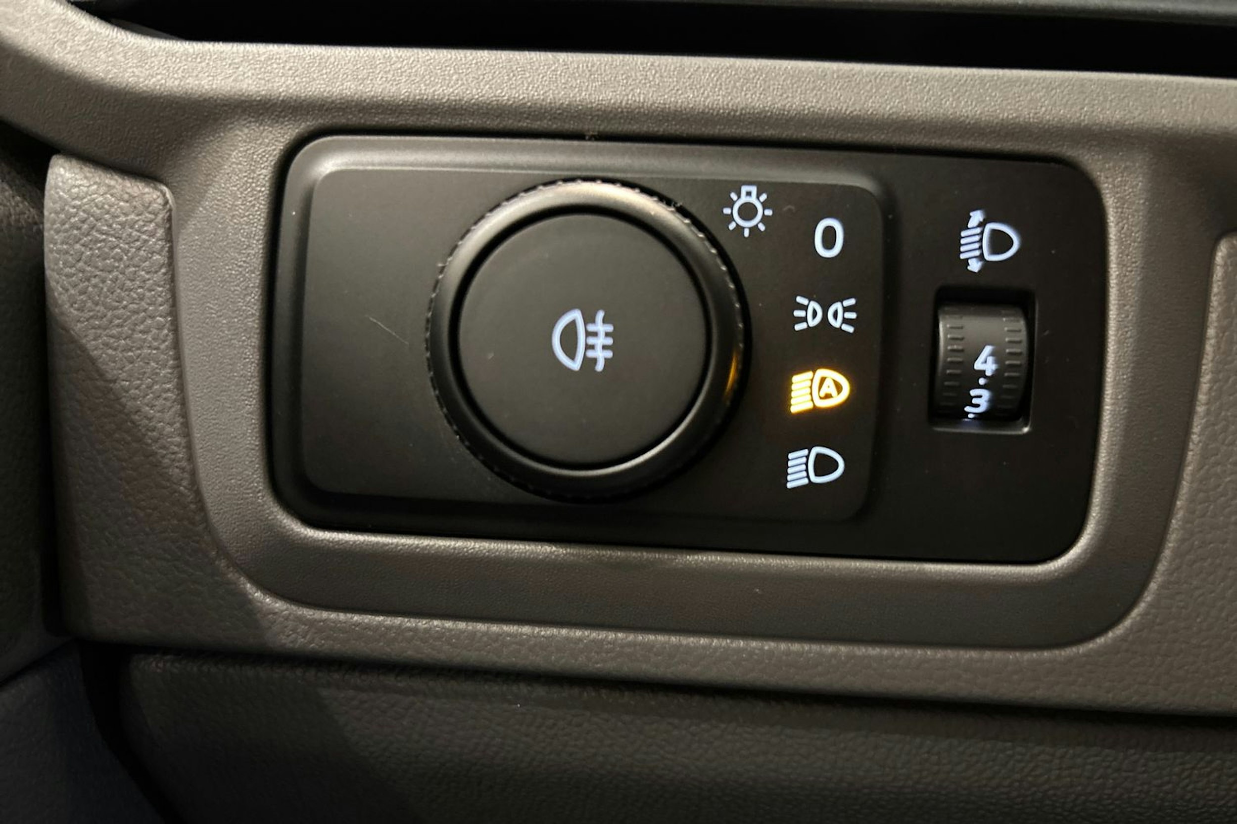 valkoinen Volkswagen Transporter 2025 kuva 18.