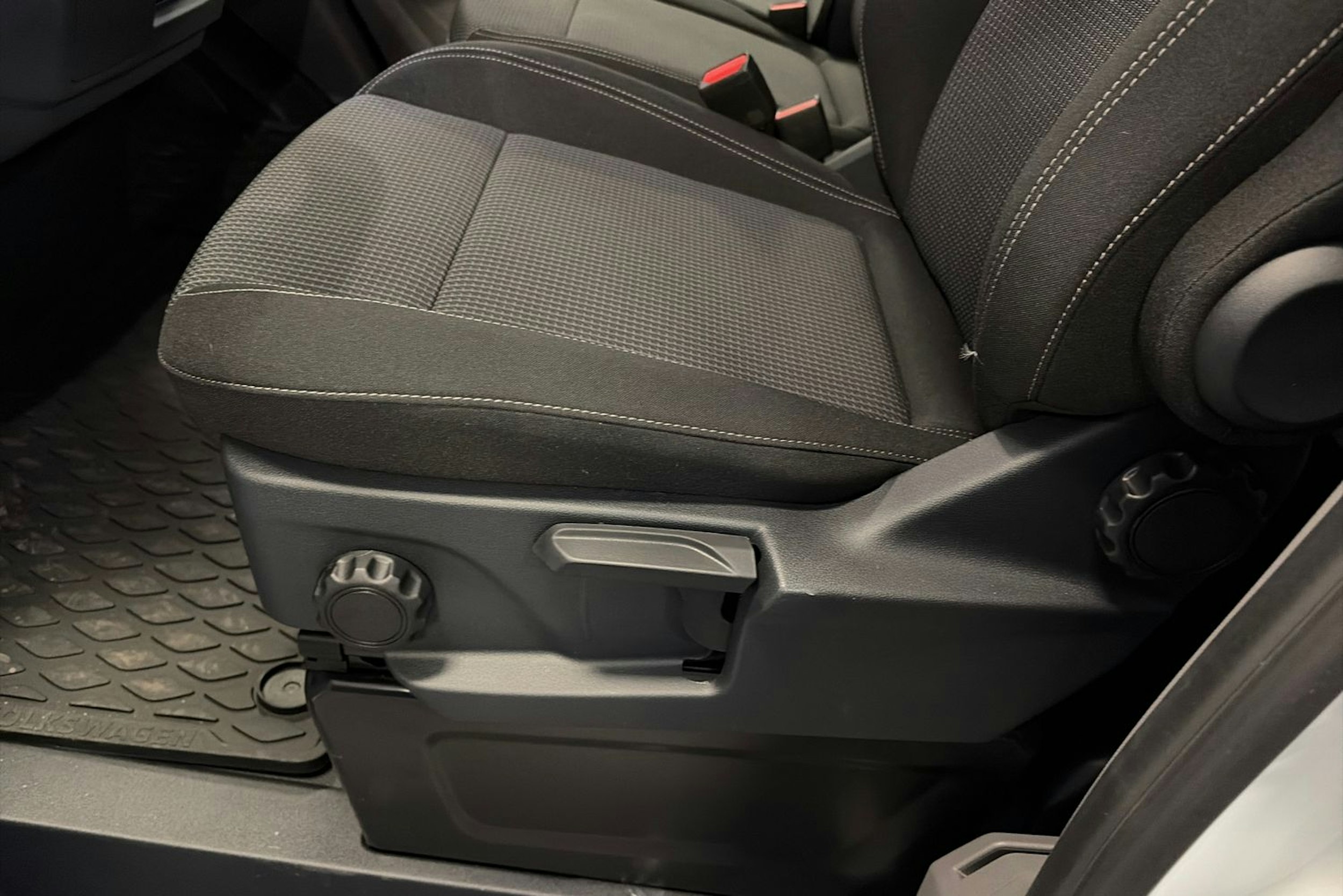 valkoinen Volkswagen Transporter 2026 kuva 13.