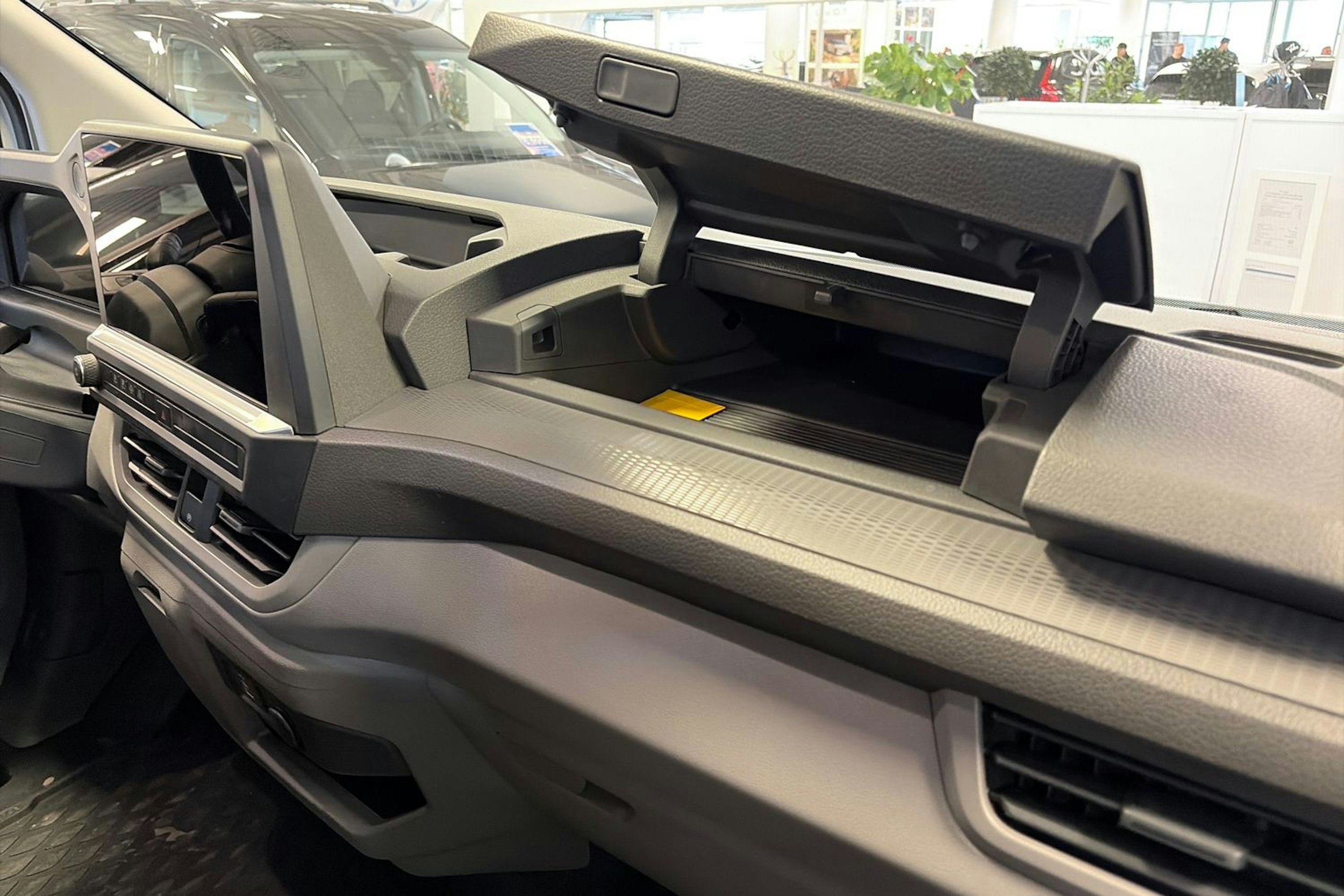 valkoinen Volkswagen Transporter 2026 kuva 27.