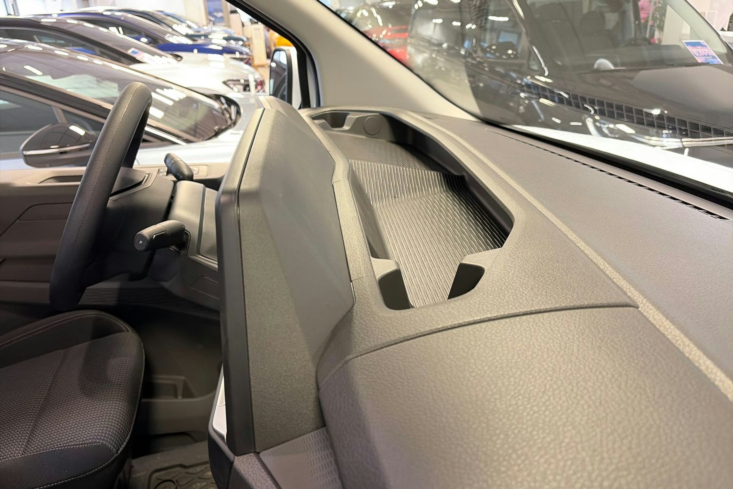 valkoinen Volkswagen Transporter 2026 kuva 28.