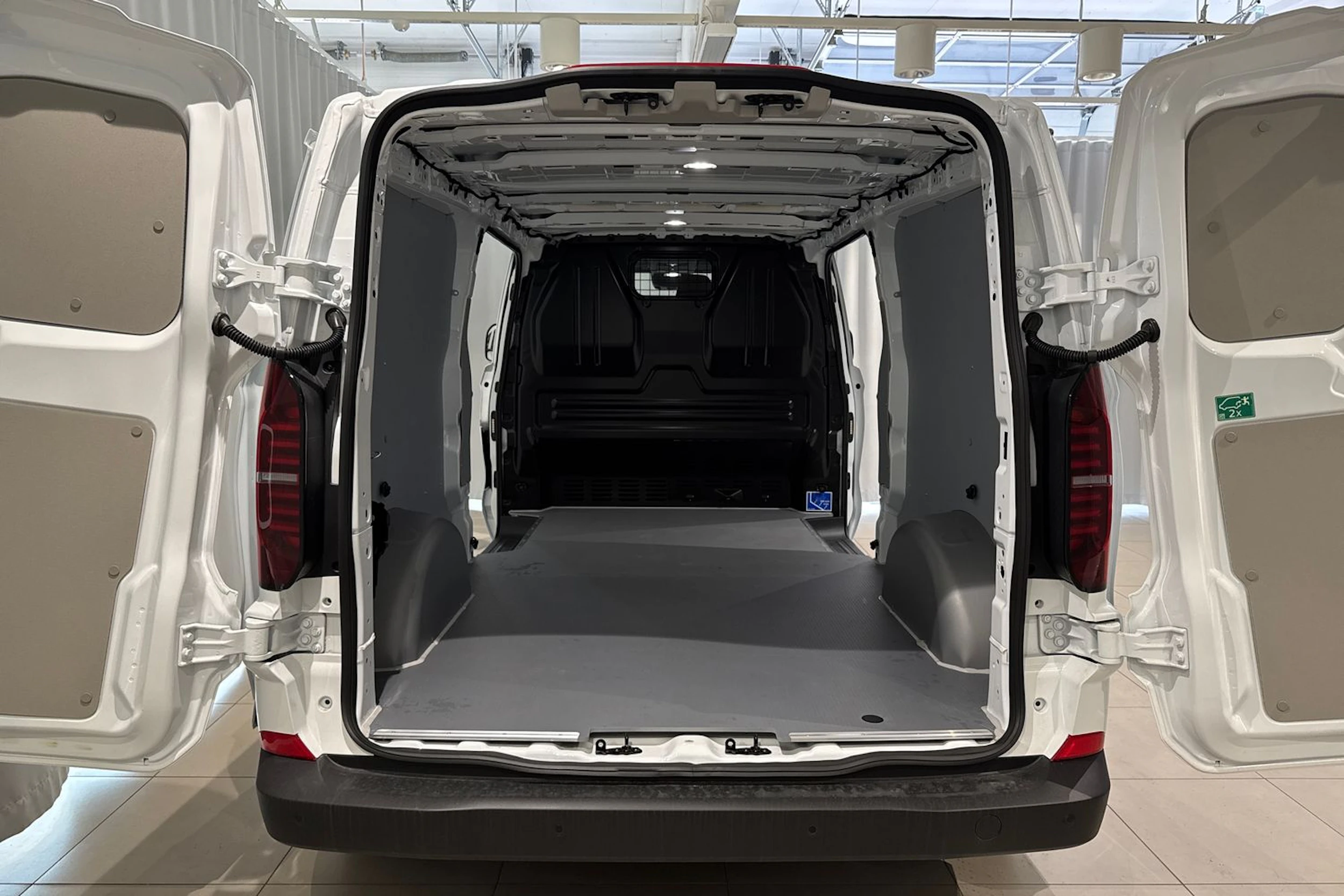valkoinen Volkswagen Transporter 2025 kuva 12.