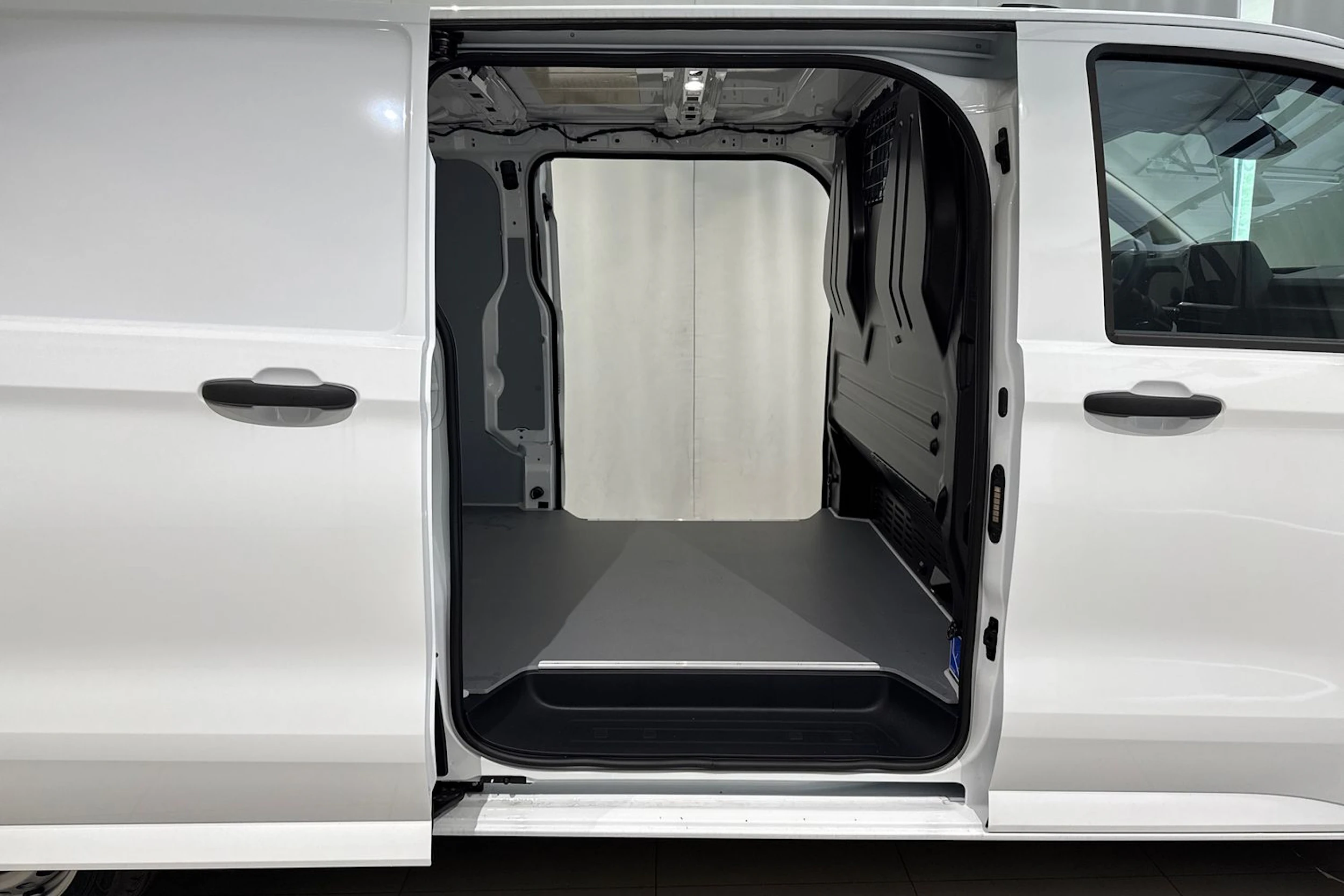 valkoinen Volkswagen Transporter 2025 kuva 13.