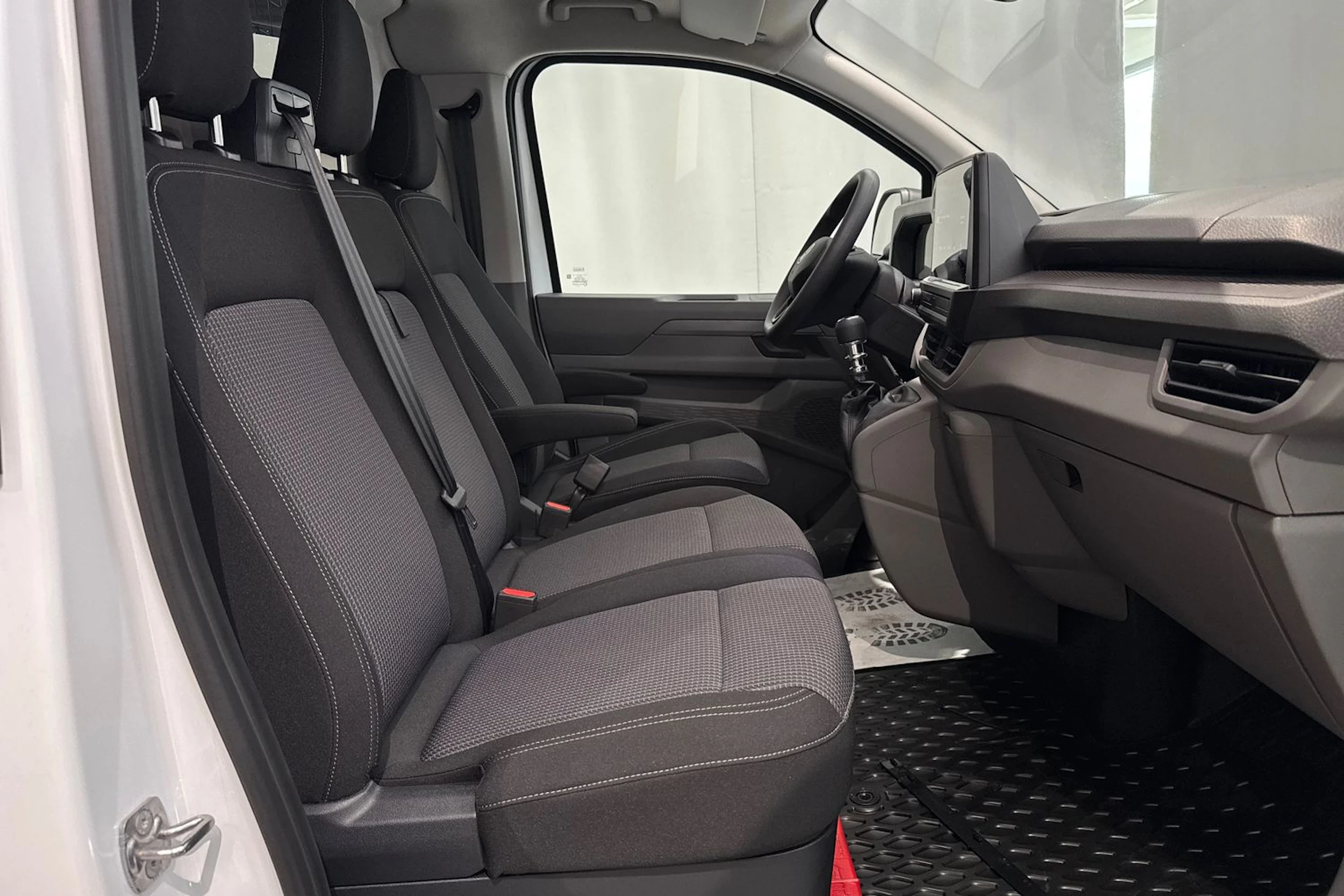 valkoinen Volkswagen Transporter 2025 kuva 14.