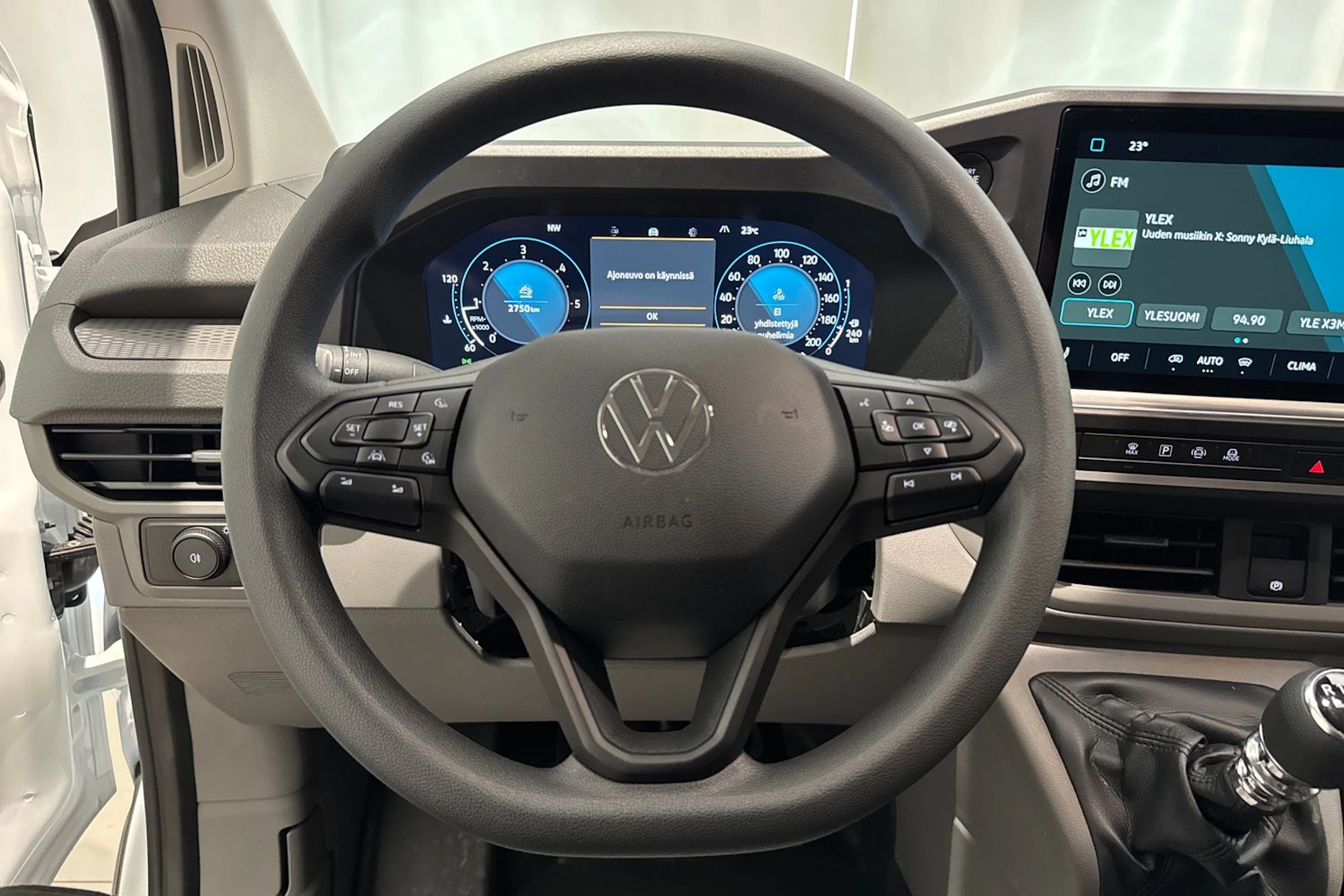 valkoinen Volkswagen Transporter 2025 kuva 15.