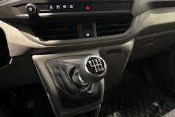 valkoinen Volkswagen Transporter 2025 kuva 24.