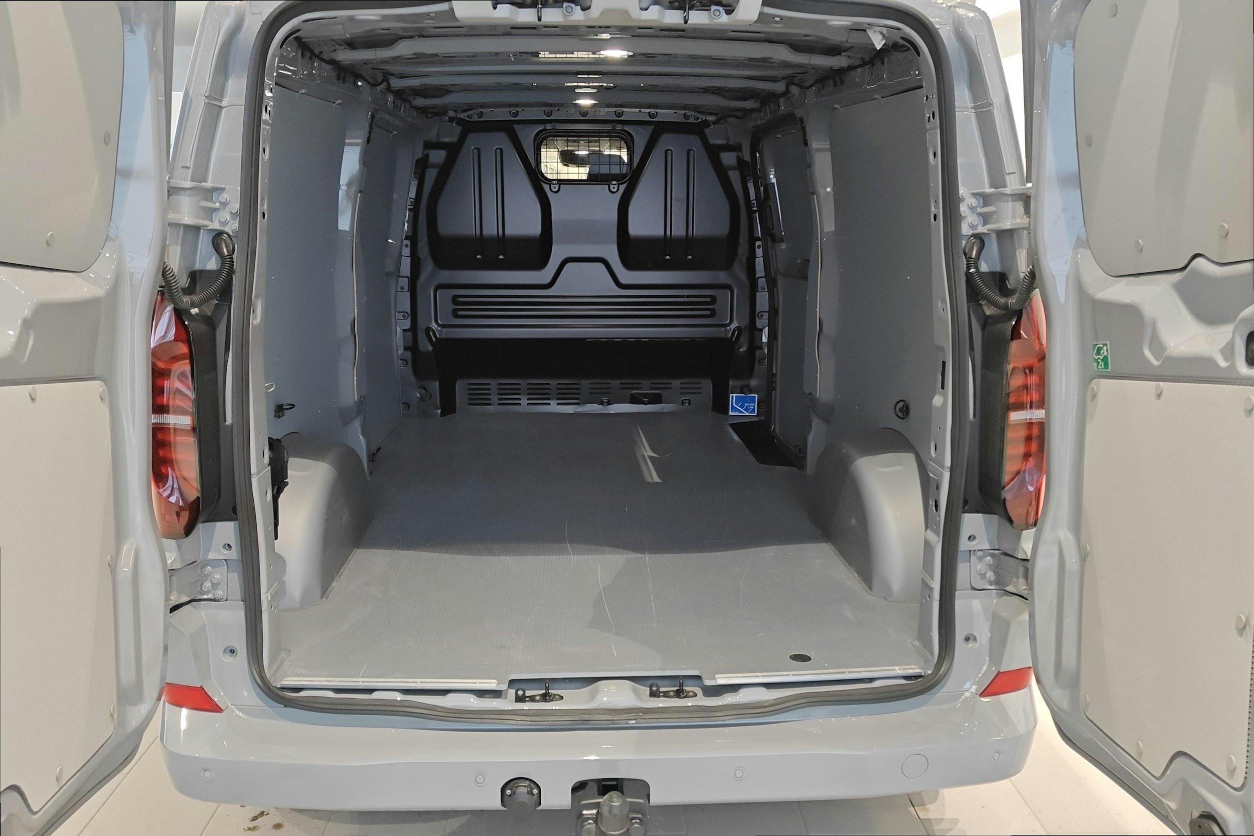 Harmaa Volkswagen Transporter 2025 kuva 11.