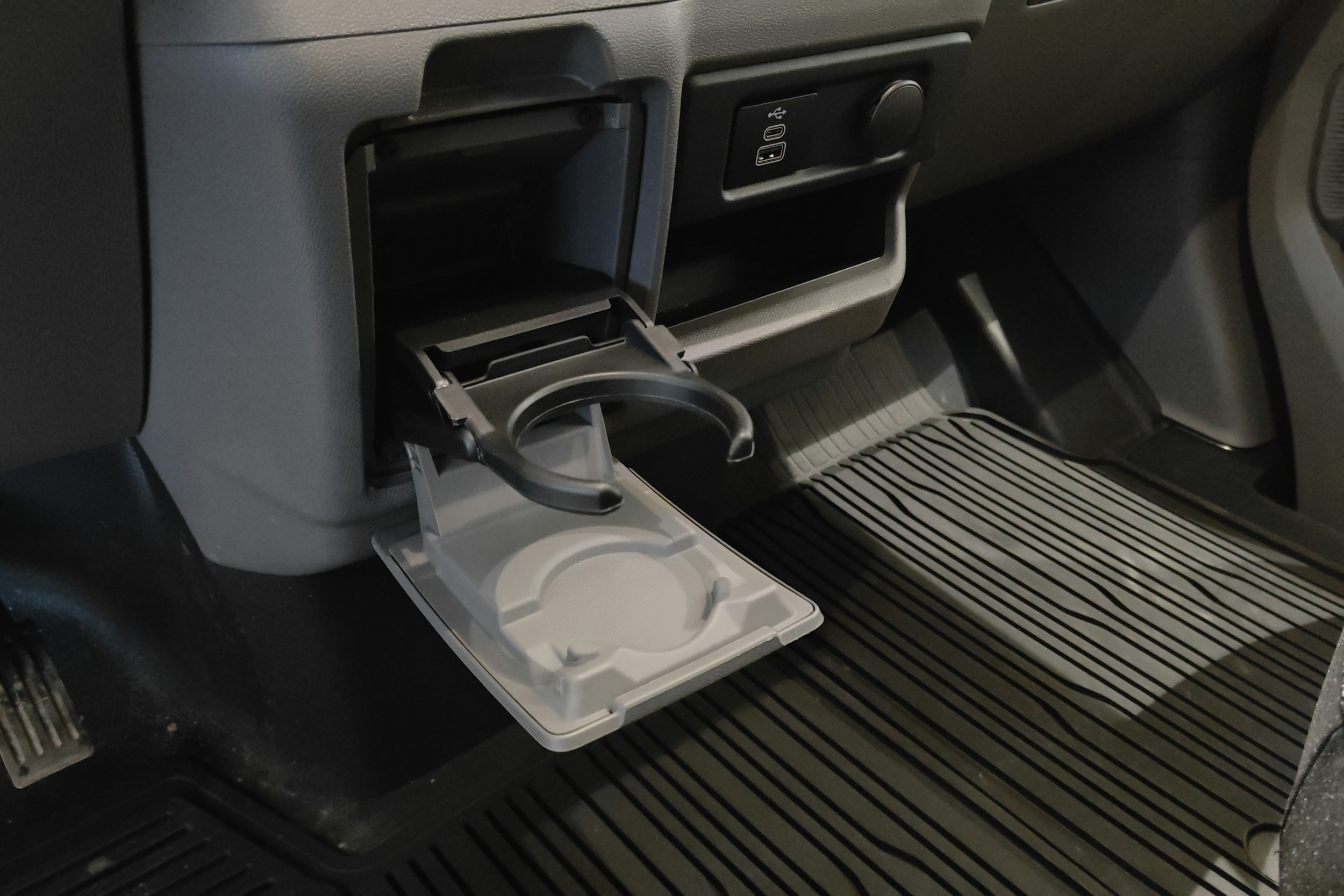 Harmaa Volkswagen Transporter 2025 kuva 17.