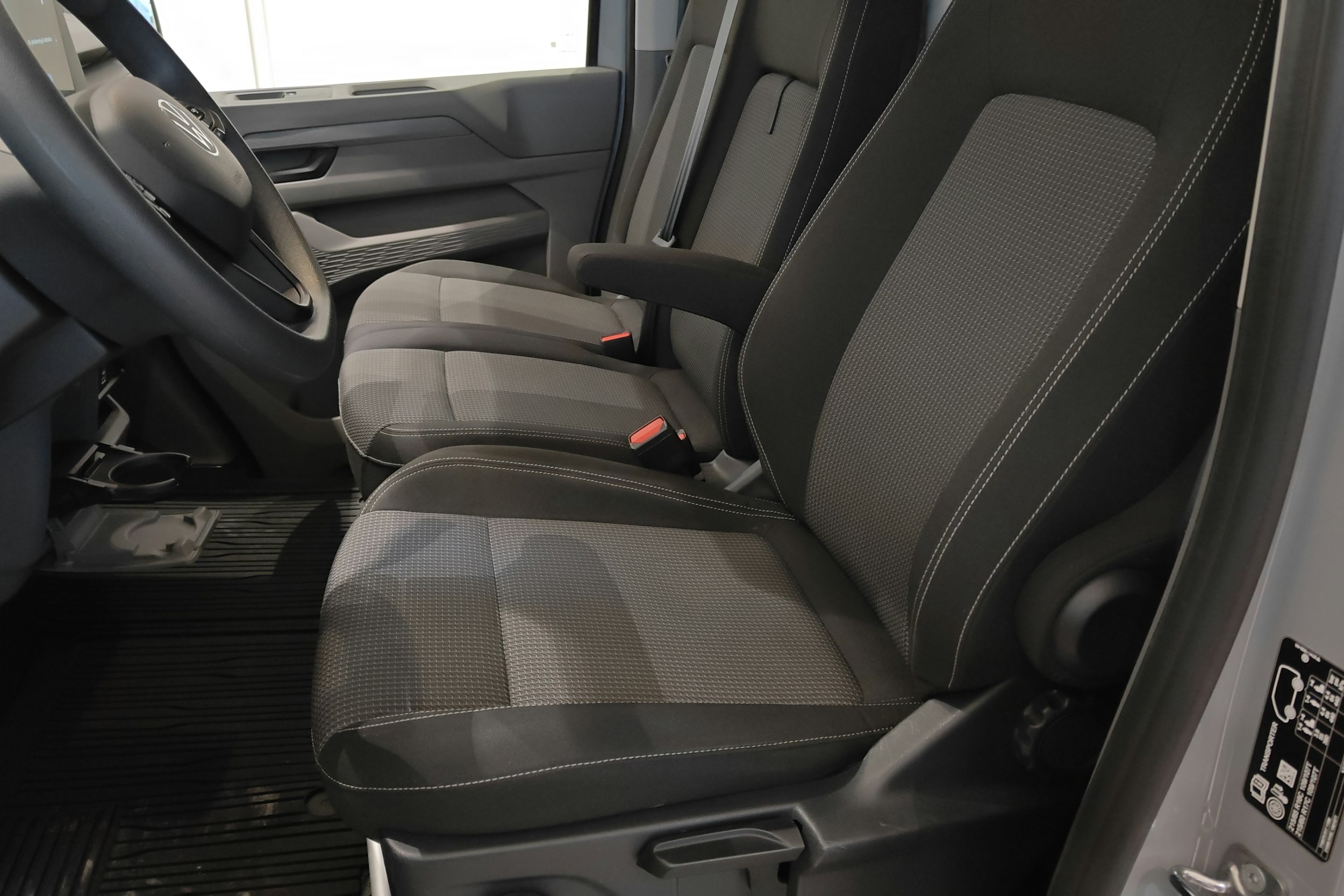 Harmaa Volkswagen Transporter 2025 kuva 18.
