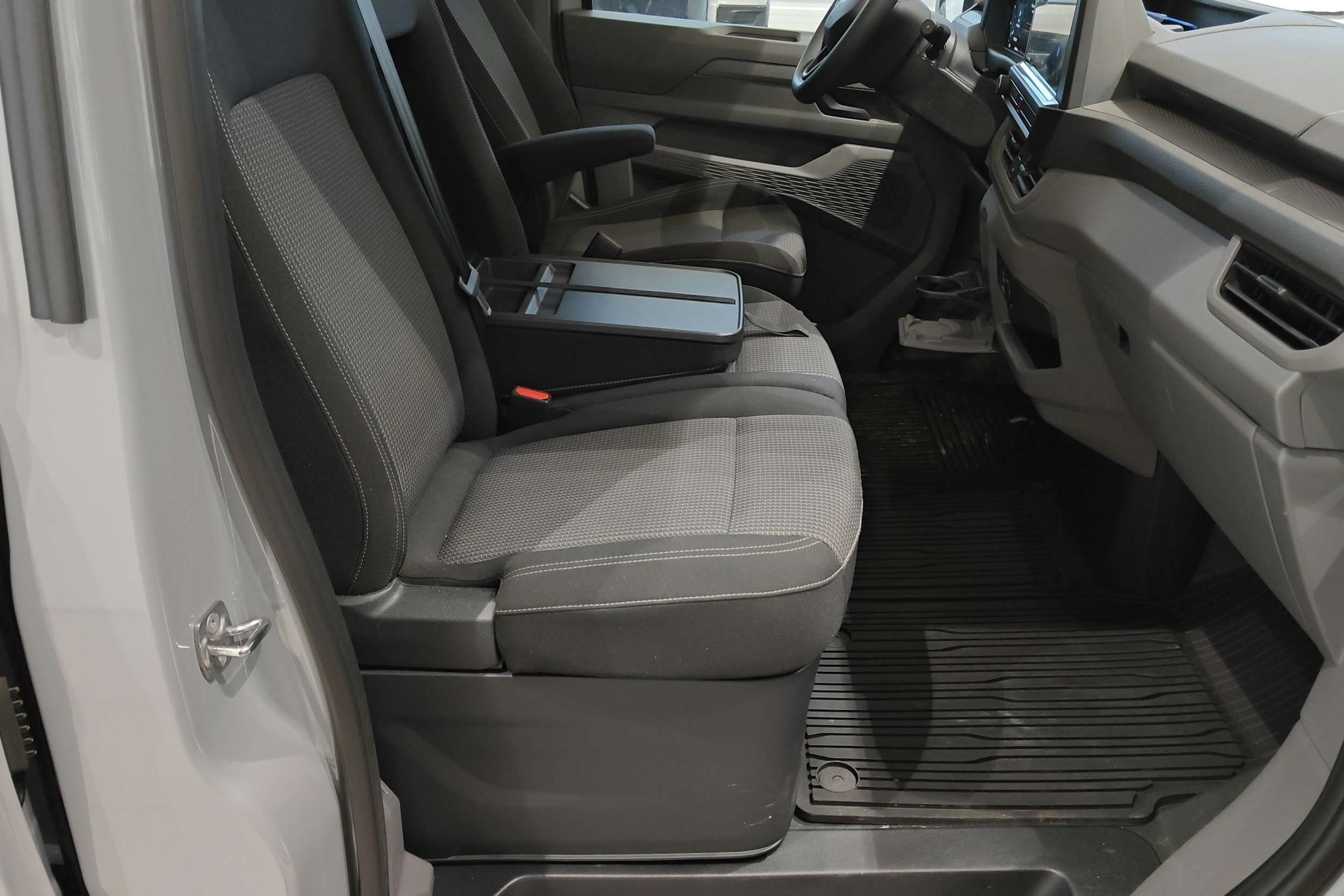 Harmaa Volkswagen Transporter 2025 kuva 19.