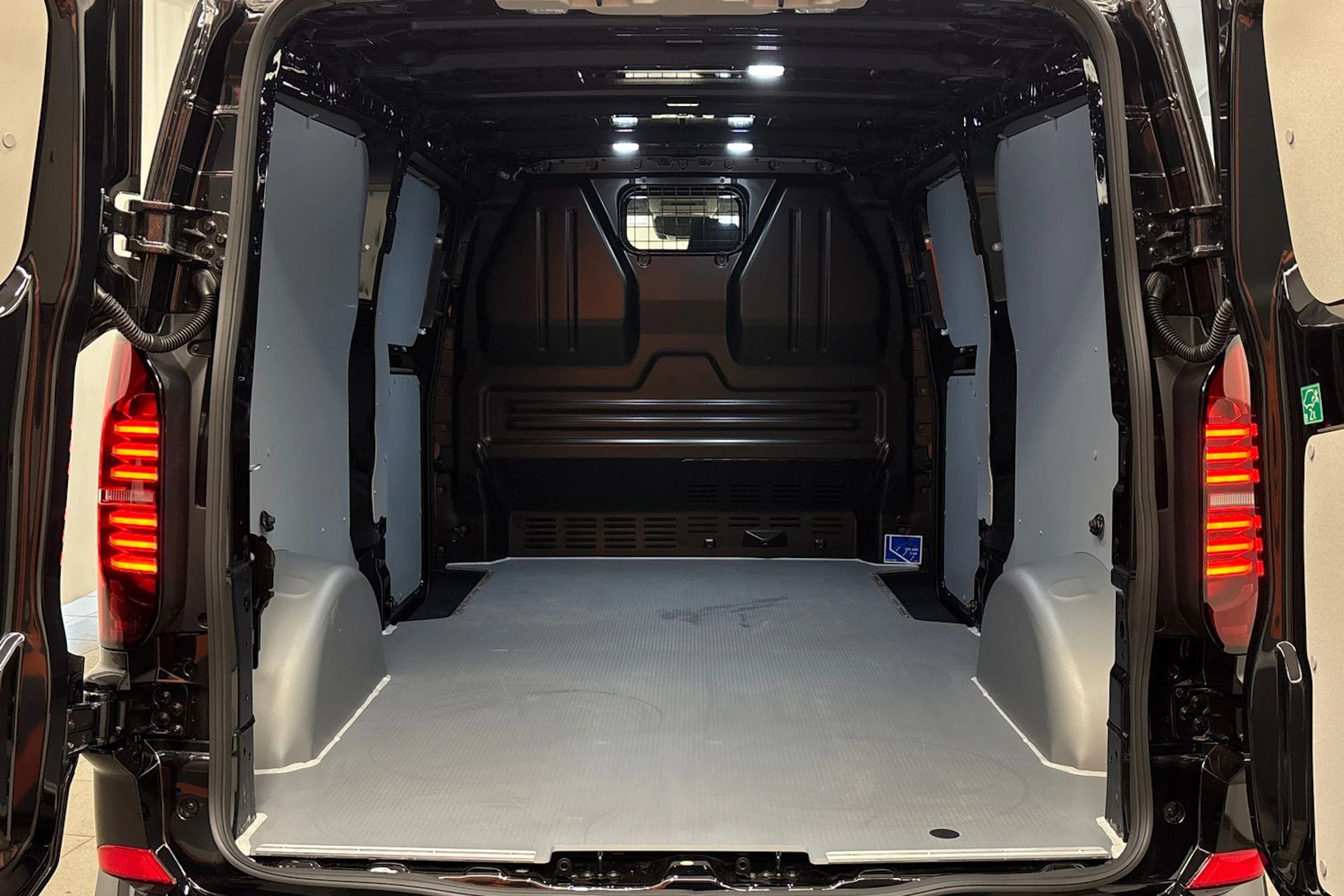 met. musta Volkswagen Transporter 2025 kuva 21.