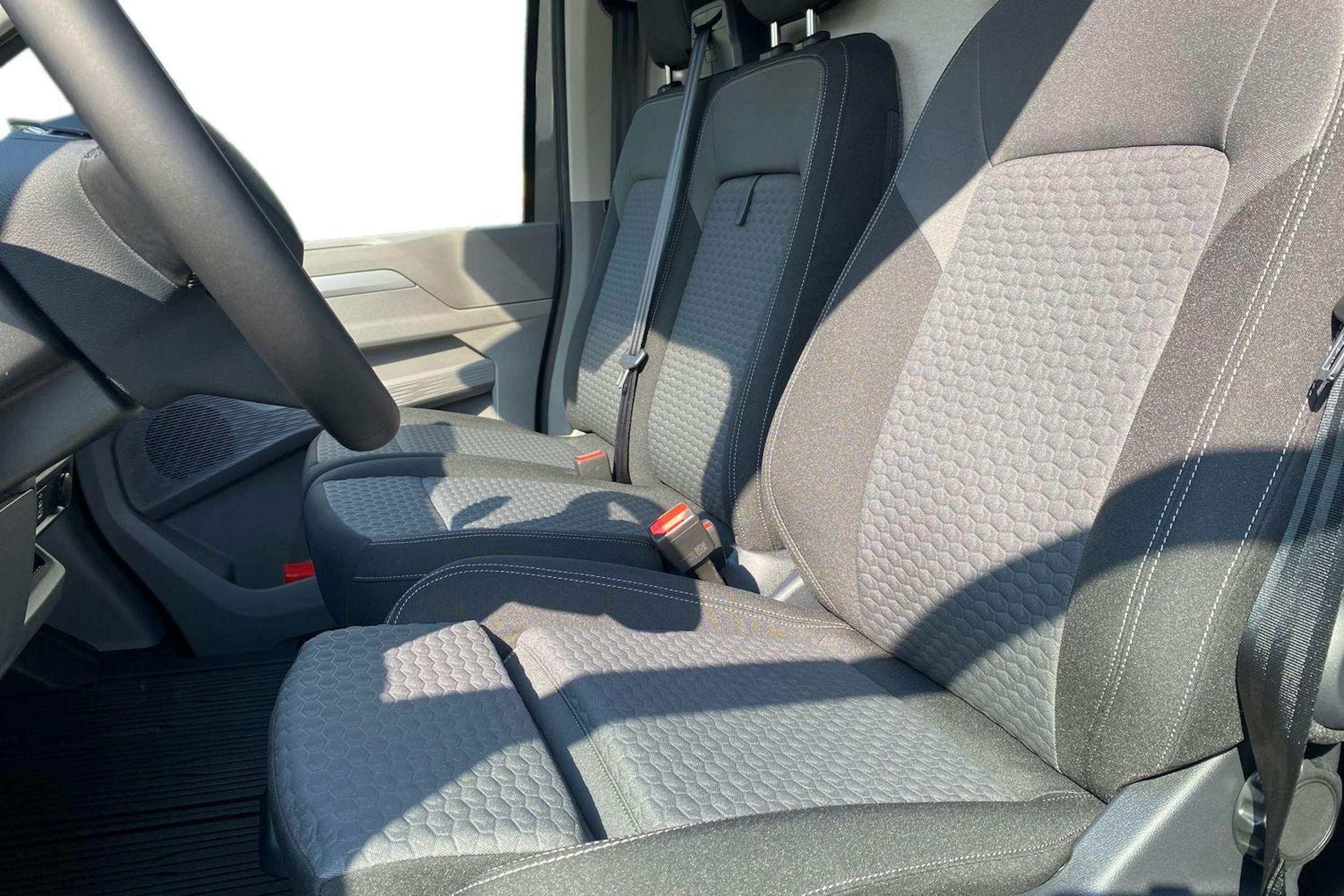 harmaa Volkswagen Transporter 2025 kuva 10.