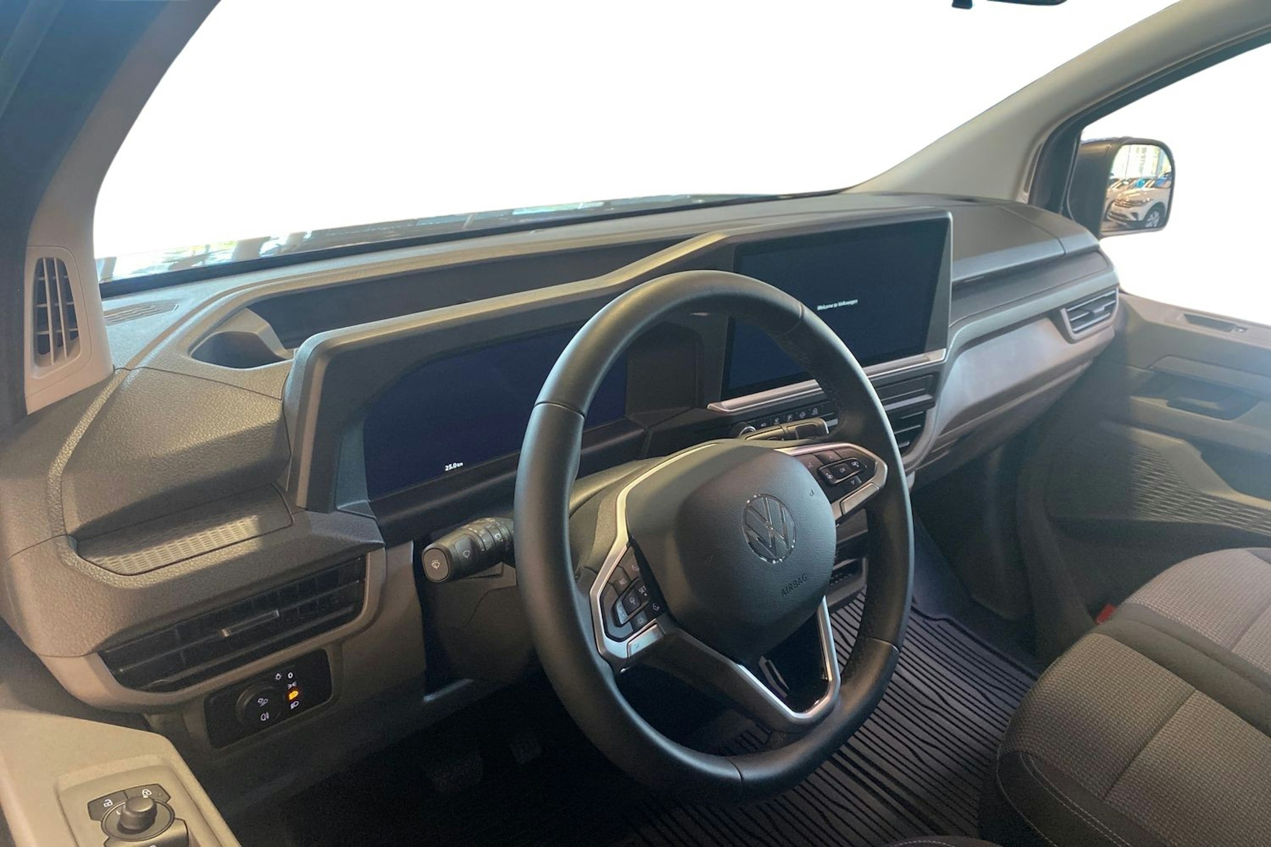 harmaa Volkswagen Transporter 2025 kuva 8.