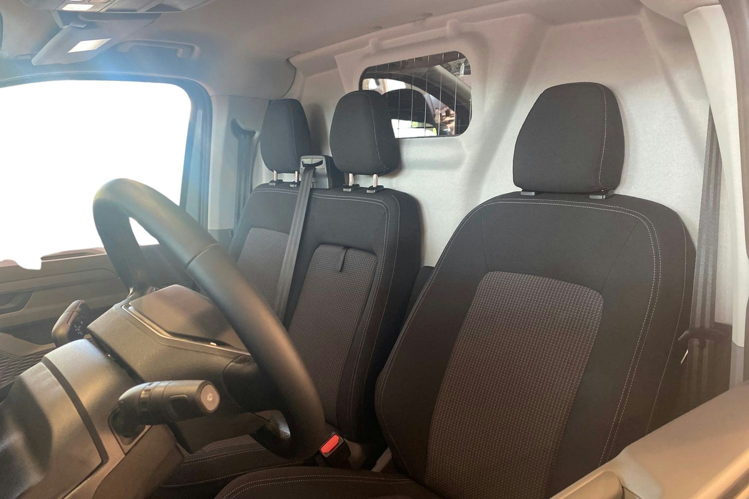 harmaa Volkswagen Transporter 2025 kuva 10.