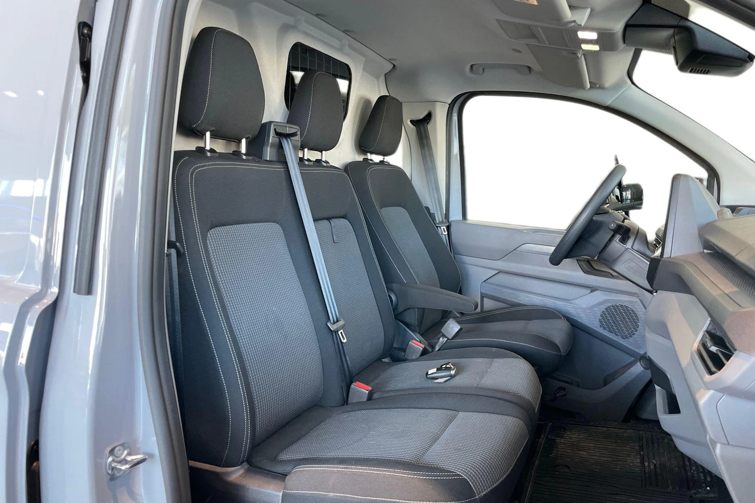 harmaa Volkswagen Transporter 2025 kuva 8.