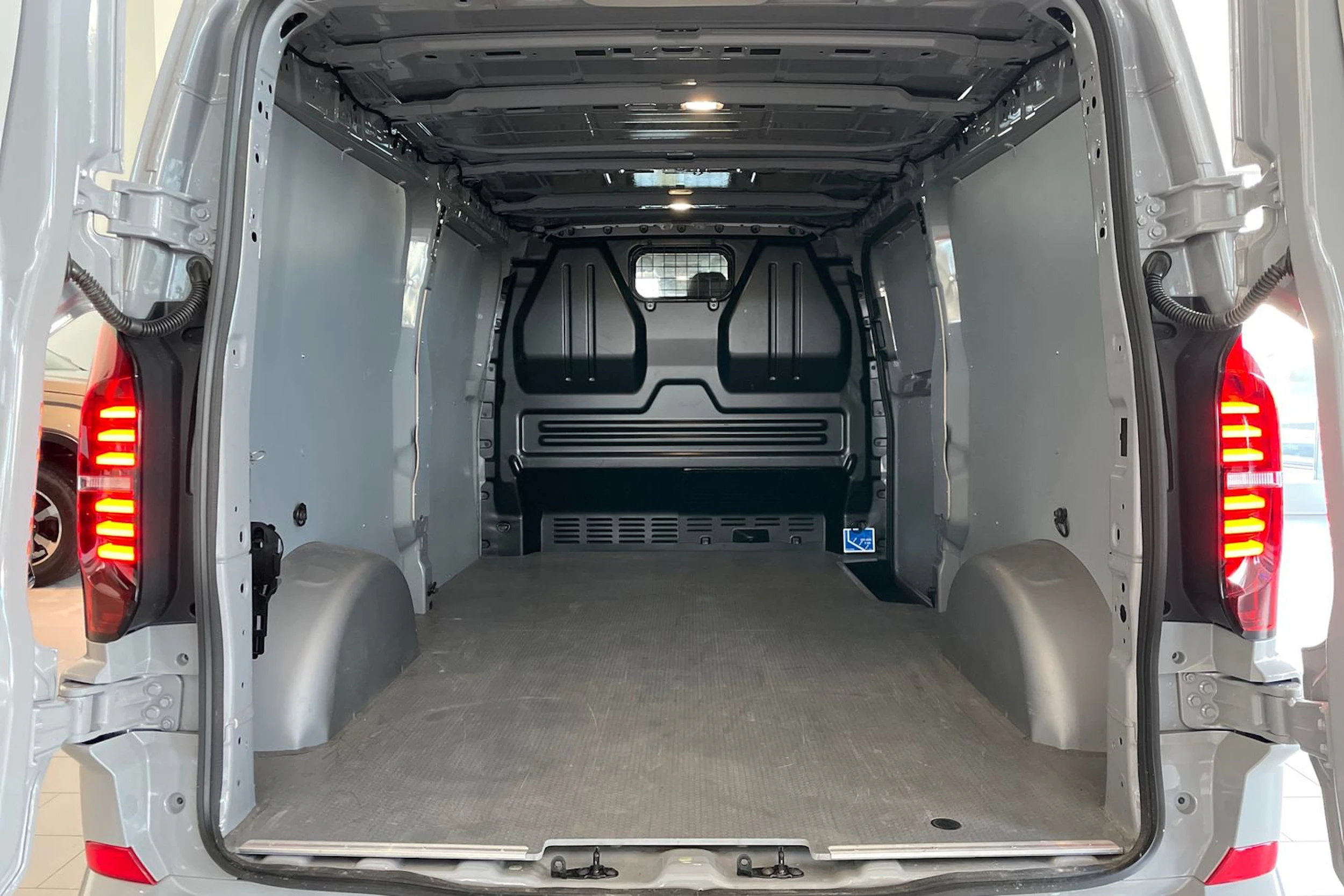 harmaa Volkswagen Transporter 2025 kuva 10.