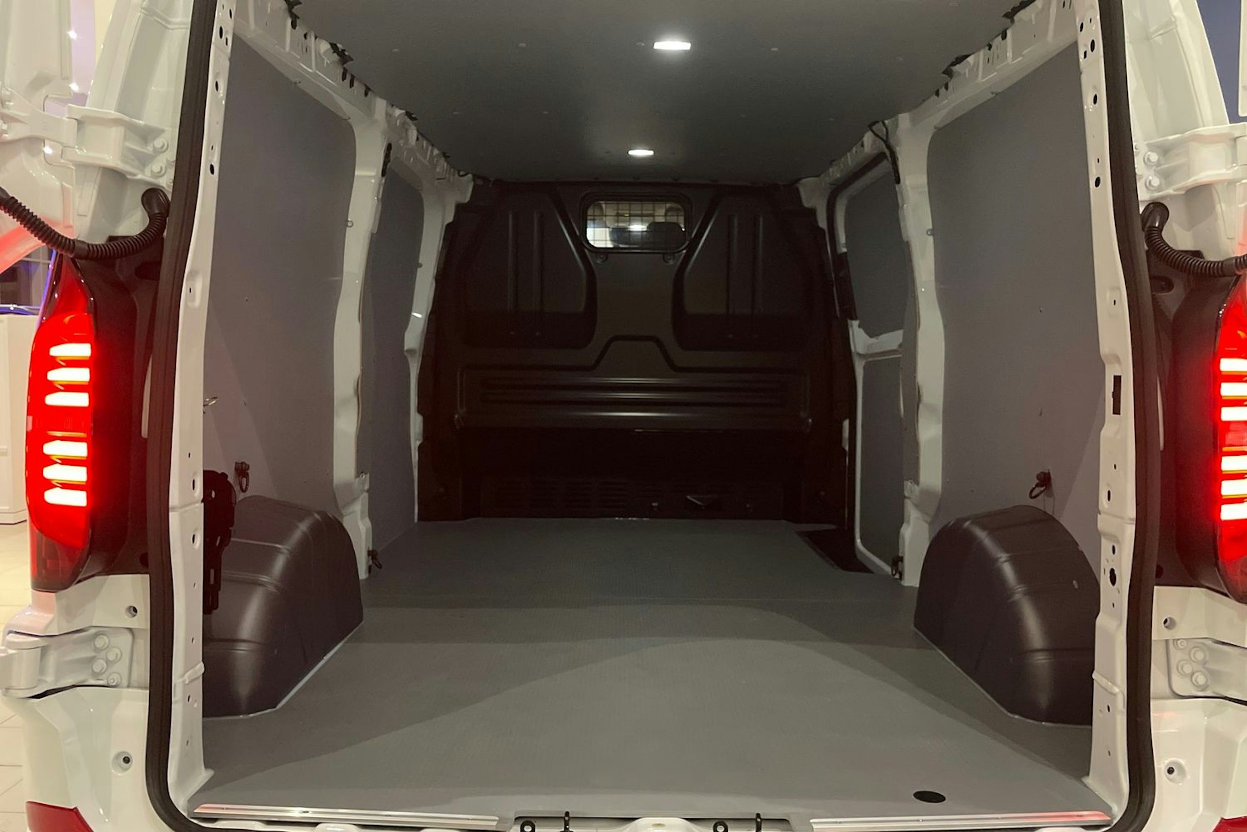 valkoinen Volkswagen Transporter 2025 kuva 13.