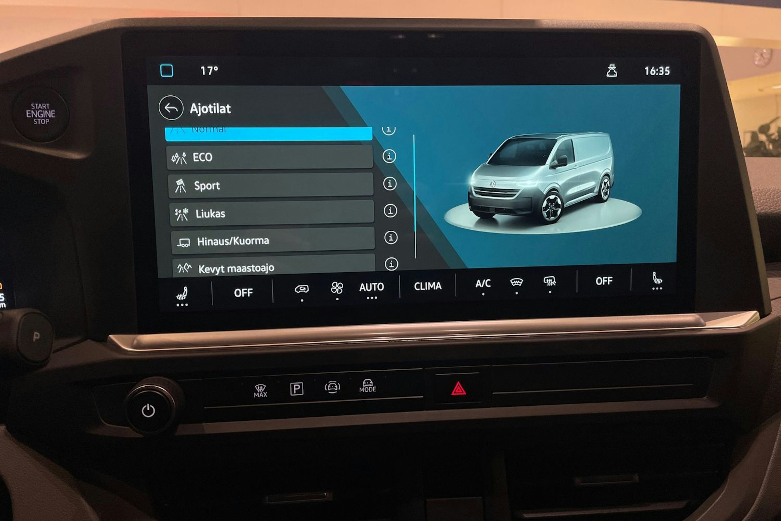 valkoinen Volkswagen Transporter 2025 kuva 17.