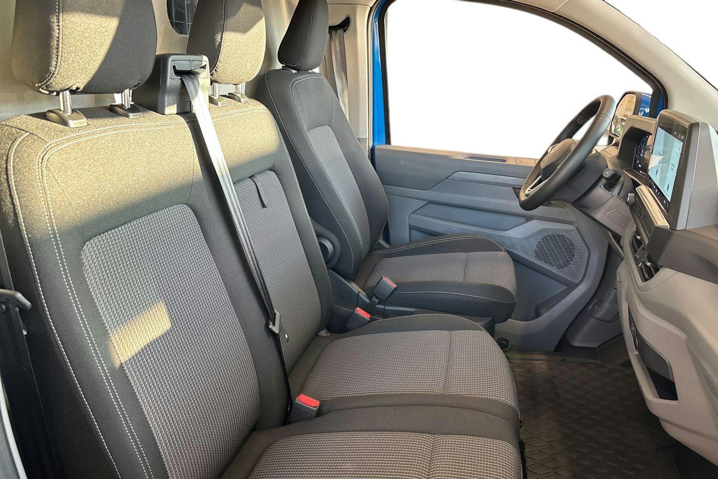 sininen Volkswagen Transporter 2025 kuva 11.