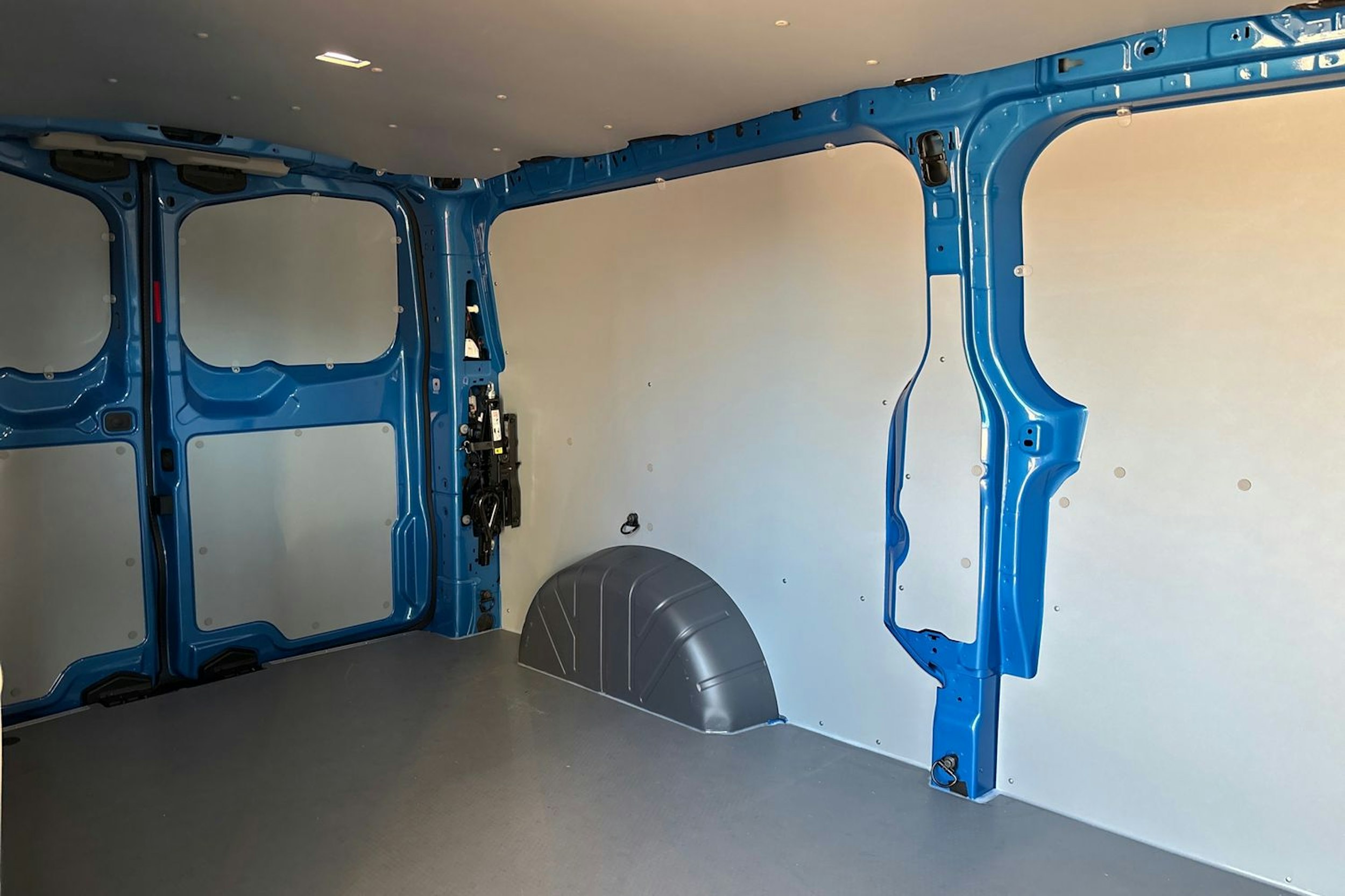 sininen Volkswagen Transporter 2025 kuva 13.