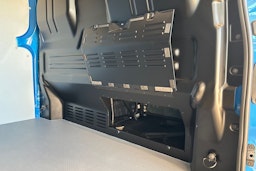 sininen Volkswagen Transporter 2025 kuva 14.