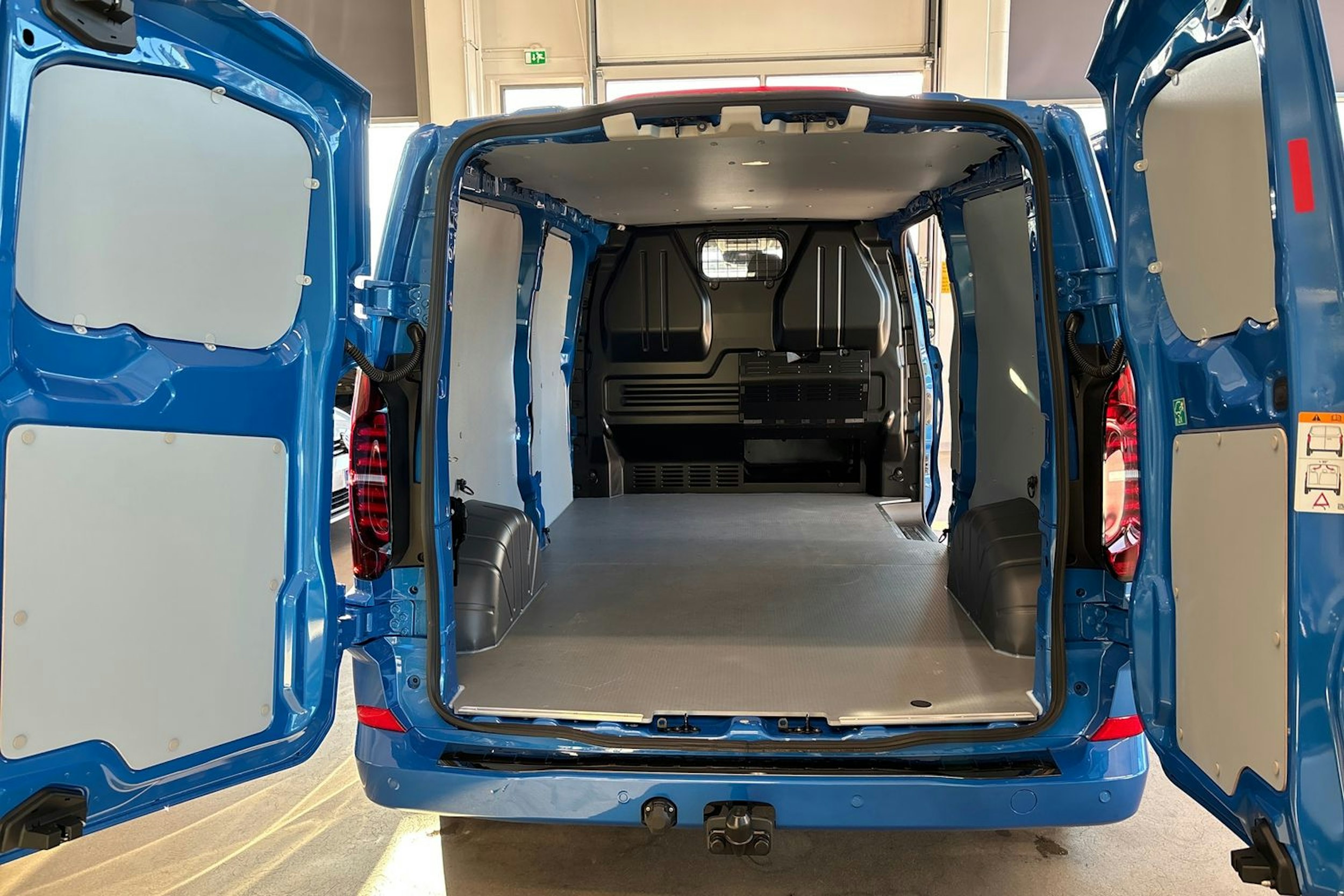 sininen Volkswagen Transporter 2025 kuva 15.