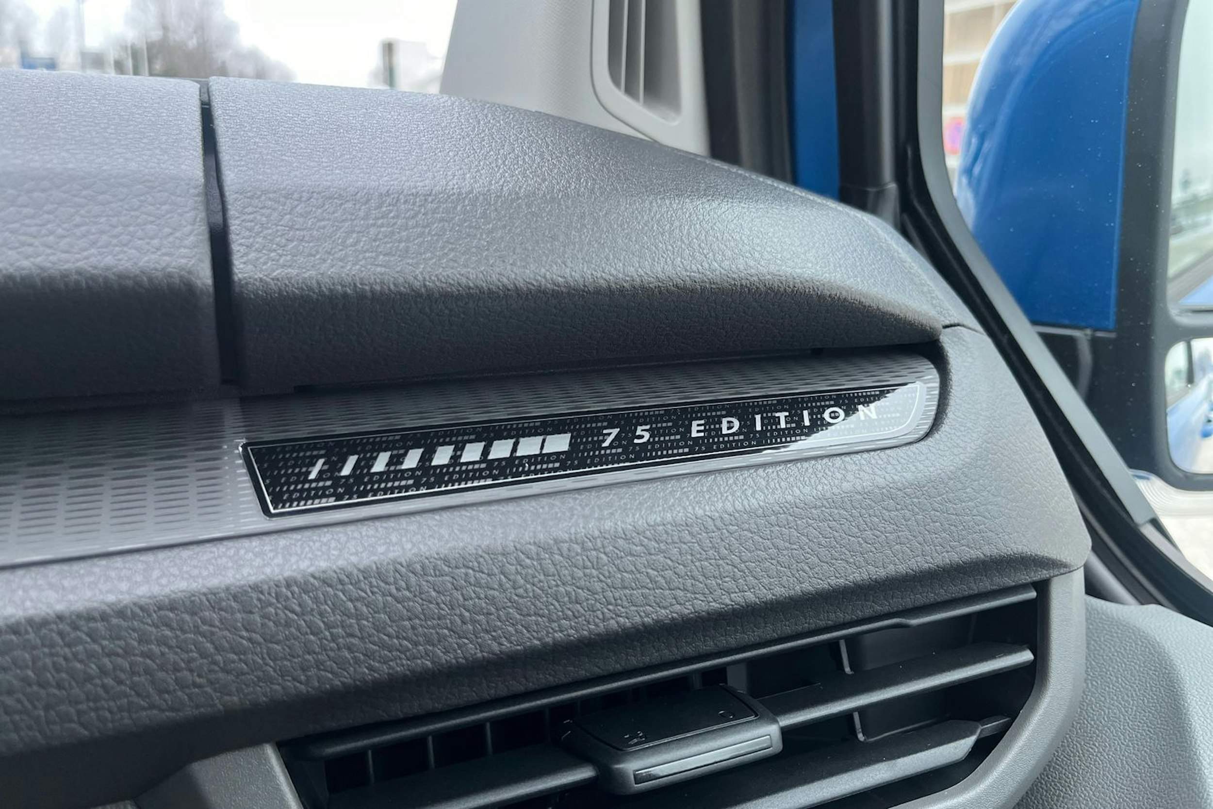 Sininen Volkswagen TRANSPORTER 2025 kuva 27.