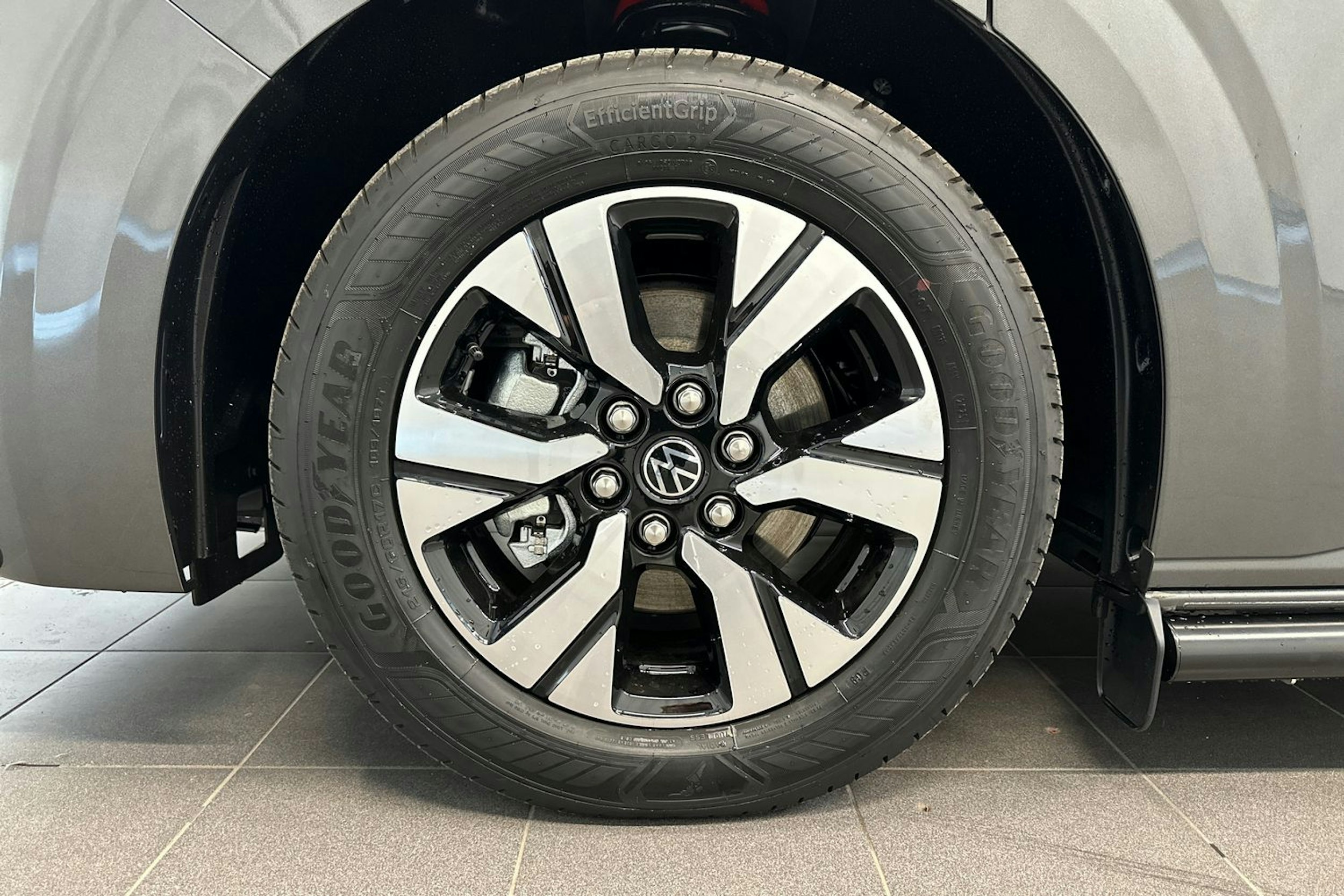 harmaa Volkswagen Transporter 2025 kuva 9.